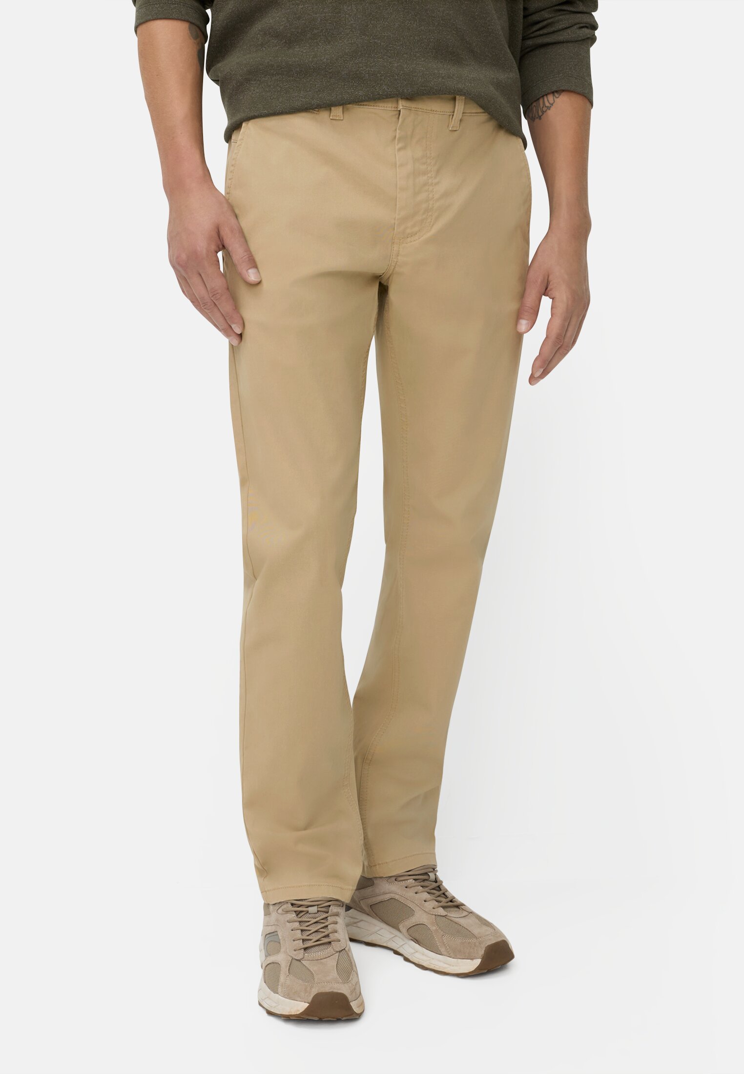 Herren Slim Fit Chino Beige getragen vorn