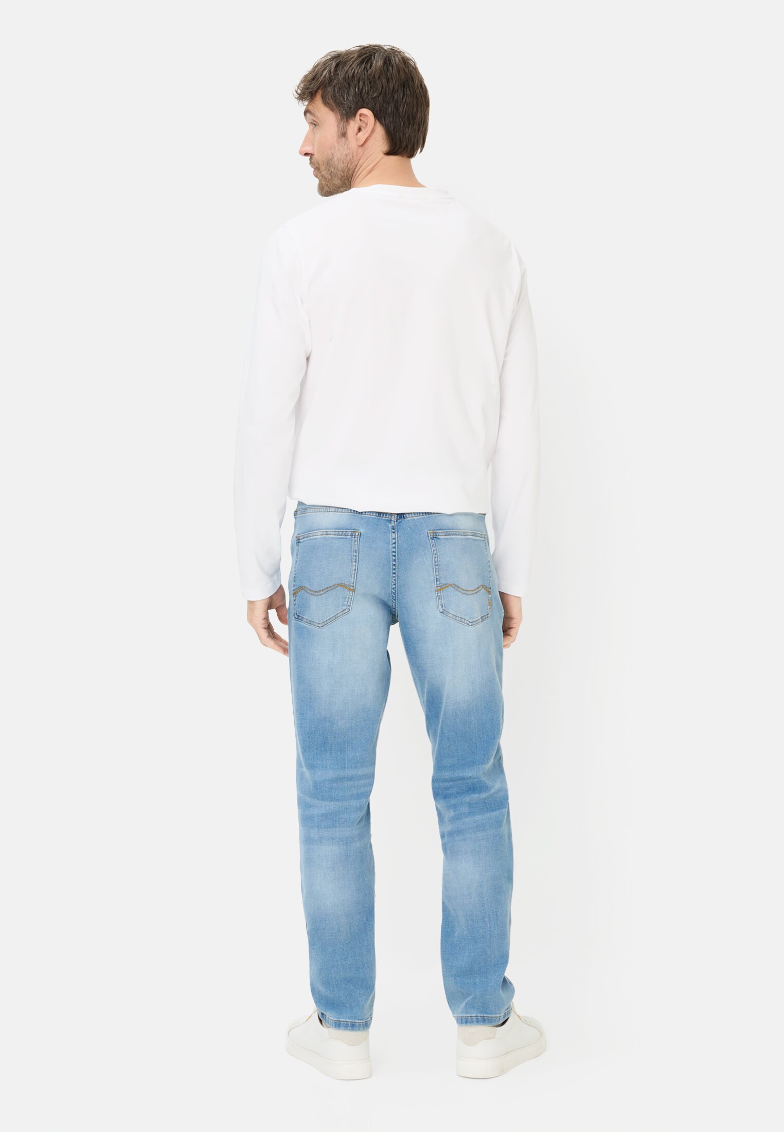 Herren fleXXXactive® Jeans mit kühlendem Effekt Ozeanblau getragen hinten