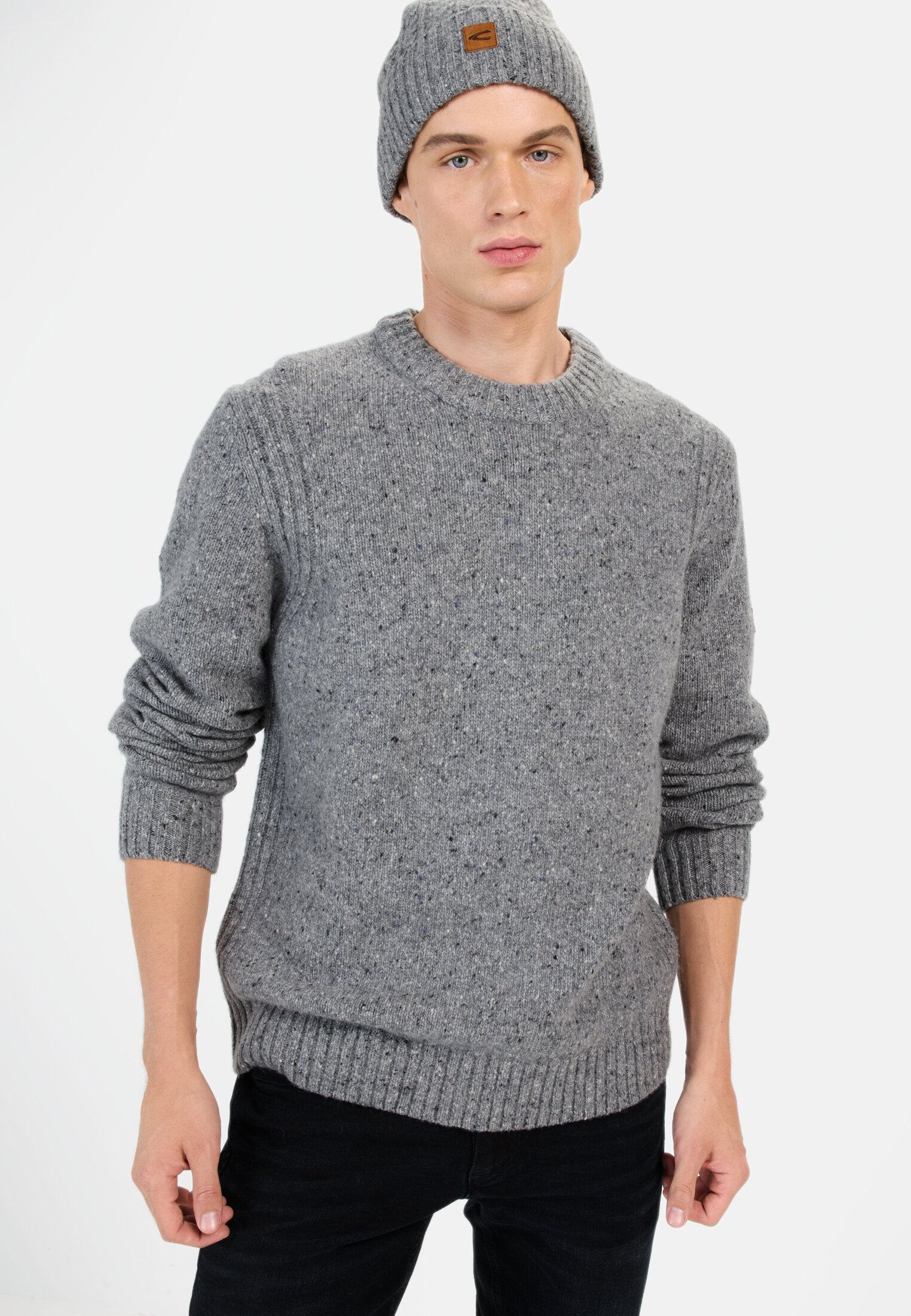 Men Knitted jumper made from merino wool Stone Gray worn emotional
