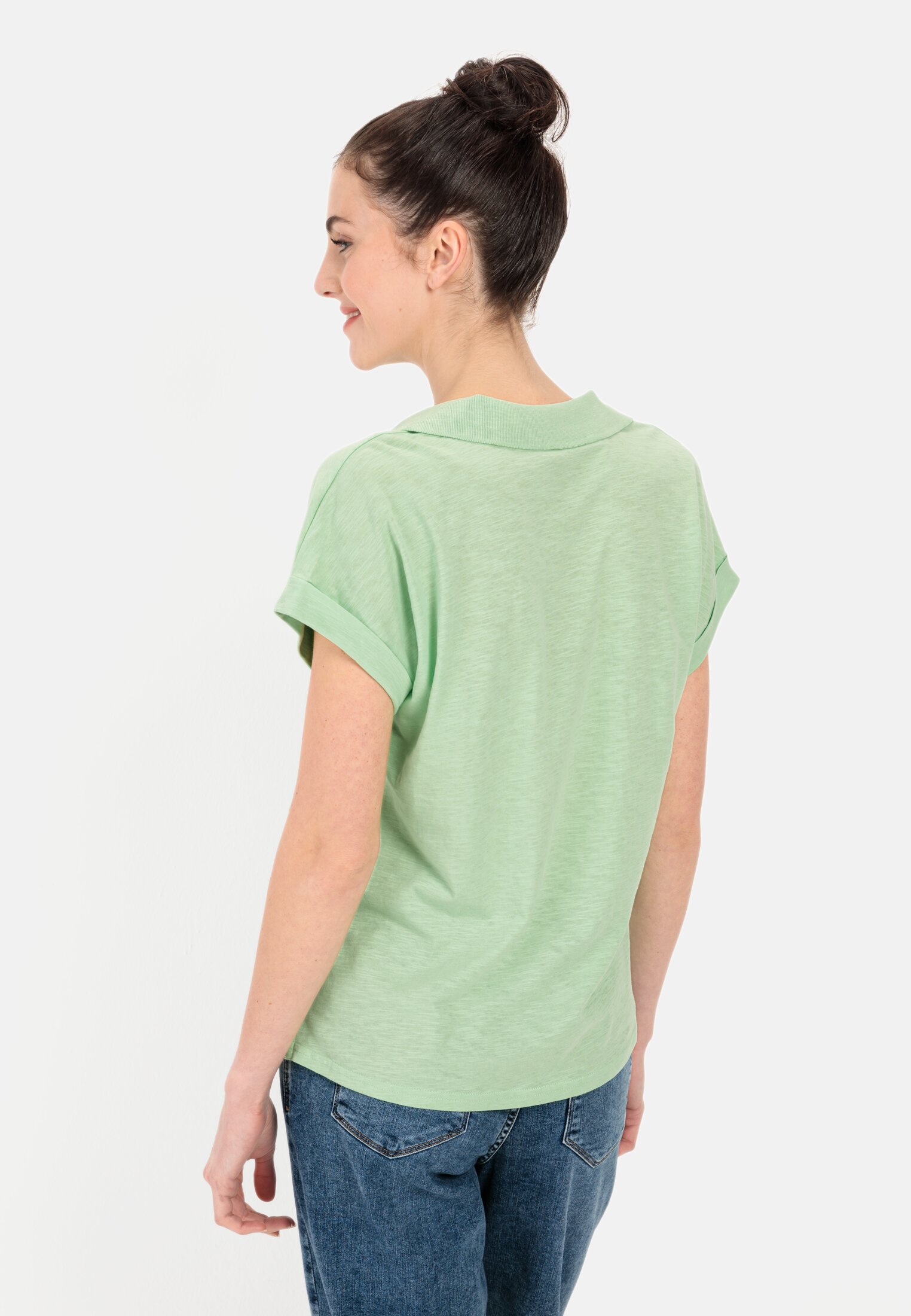 Damen T-Shirt mit Polokragen aus Organic Cotton Pistazie getragen hinten