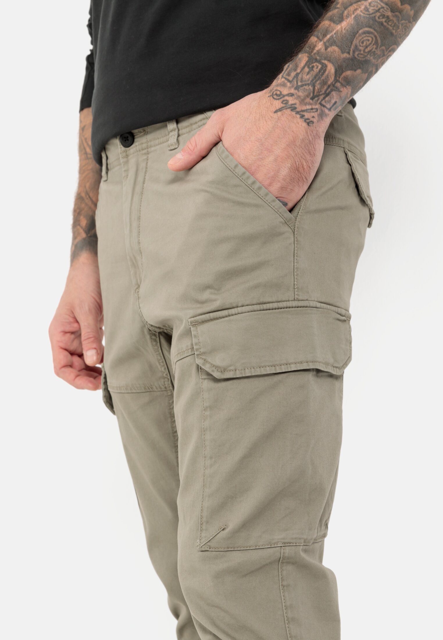 Men Tapered fit cargo pants Khaki worn detail close