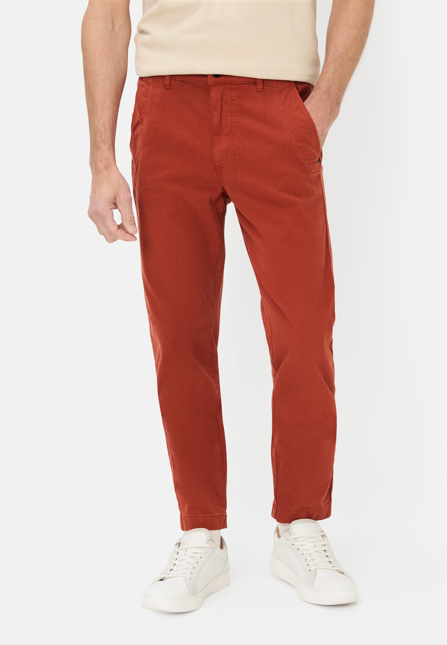 Men Chinos with elastic waistband Red worn front