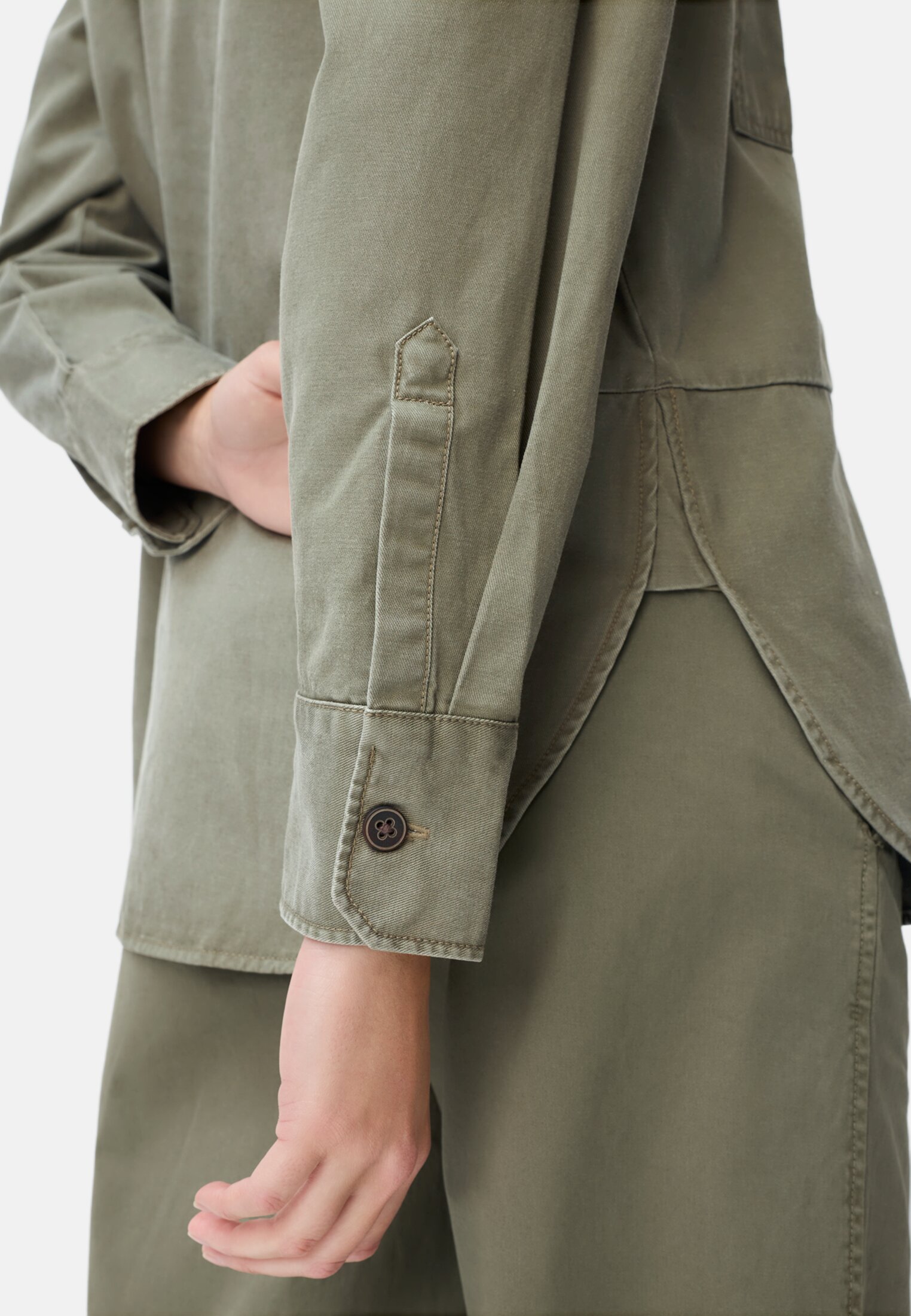Damen Overshirt aus Baumwoll-Lyocell-Mix Graugrün getragen detailliert nah