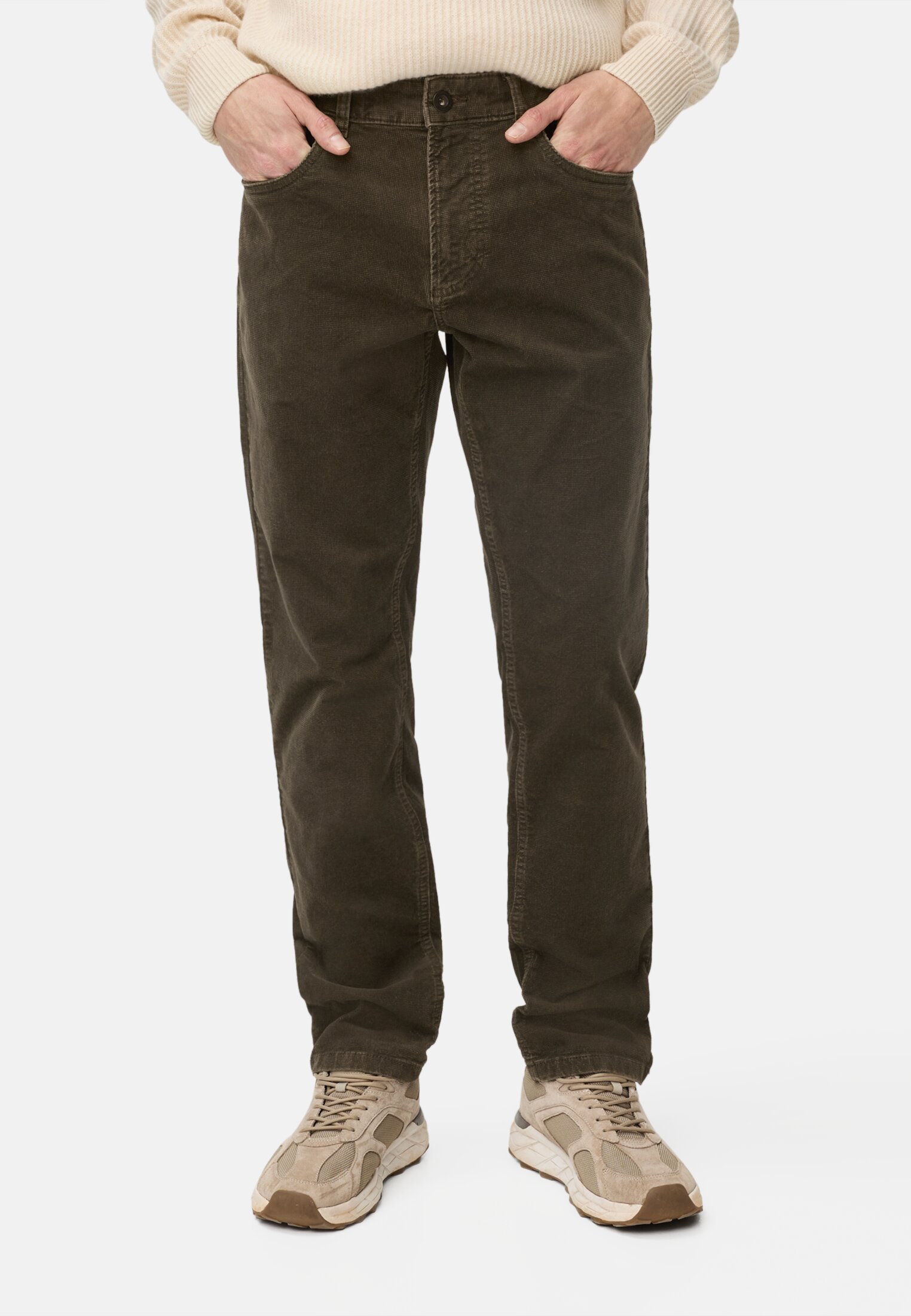 Herren 5-Pkt Regular Fit Hose aus Baumwollmix Dunkelbraun getragen vorn