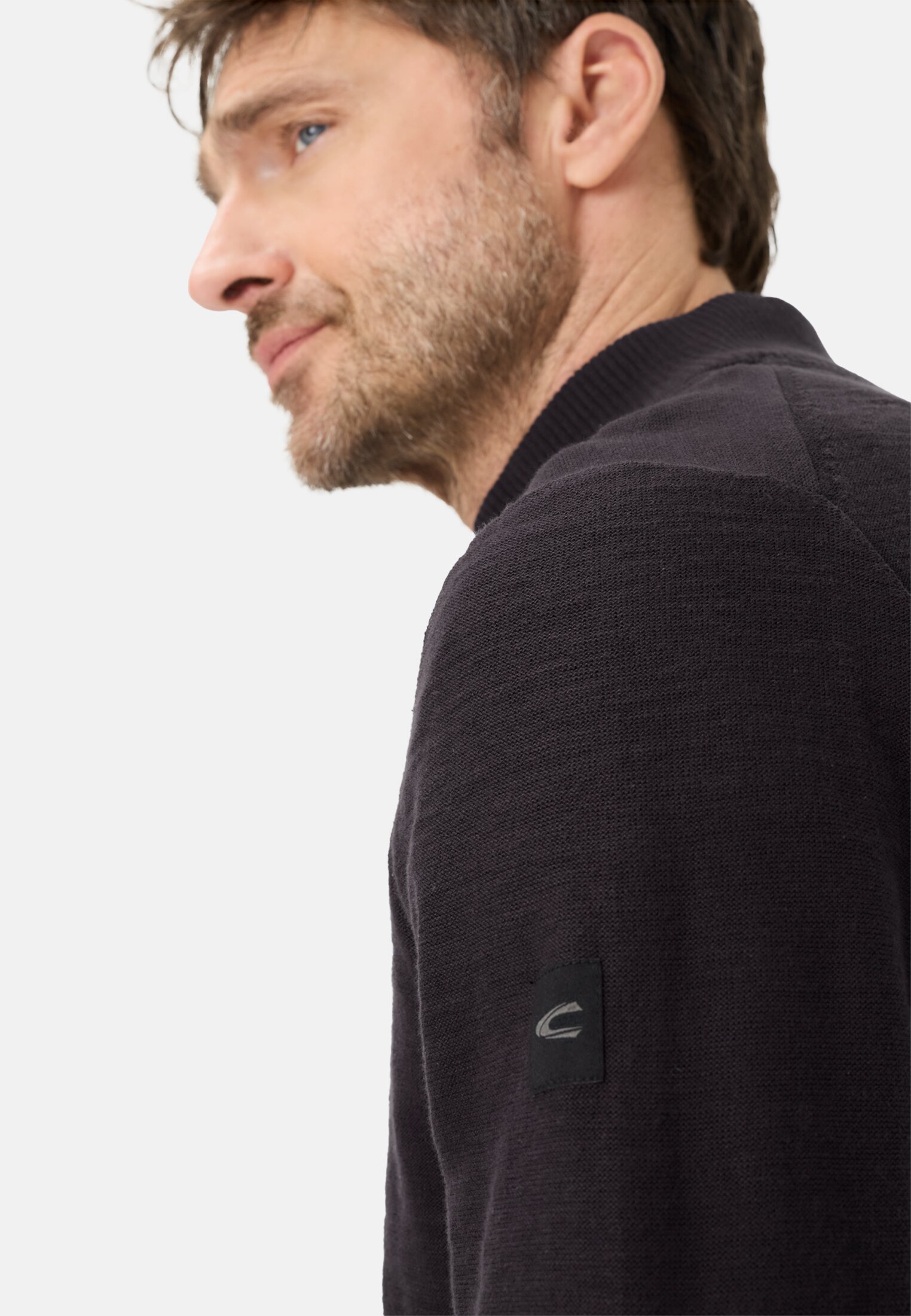 Heren Gebreid vest van puur katoen Donkerblauw gedragen detail dichtbij  