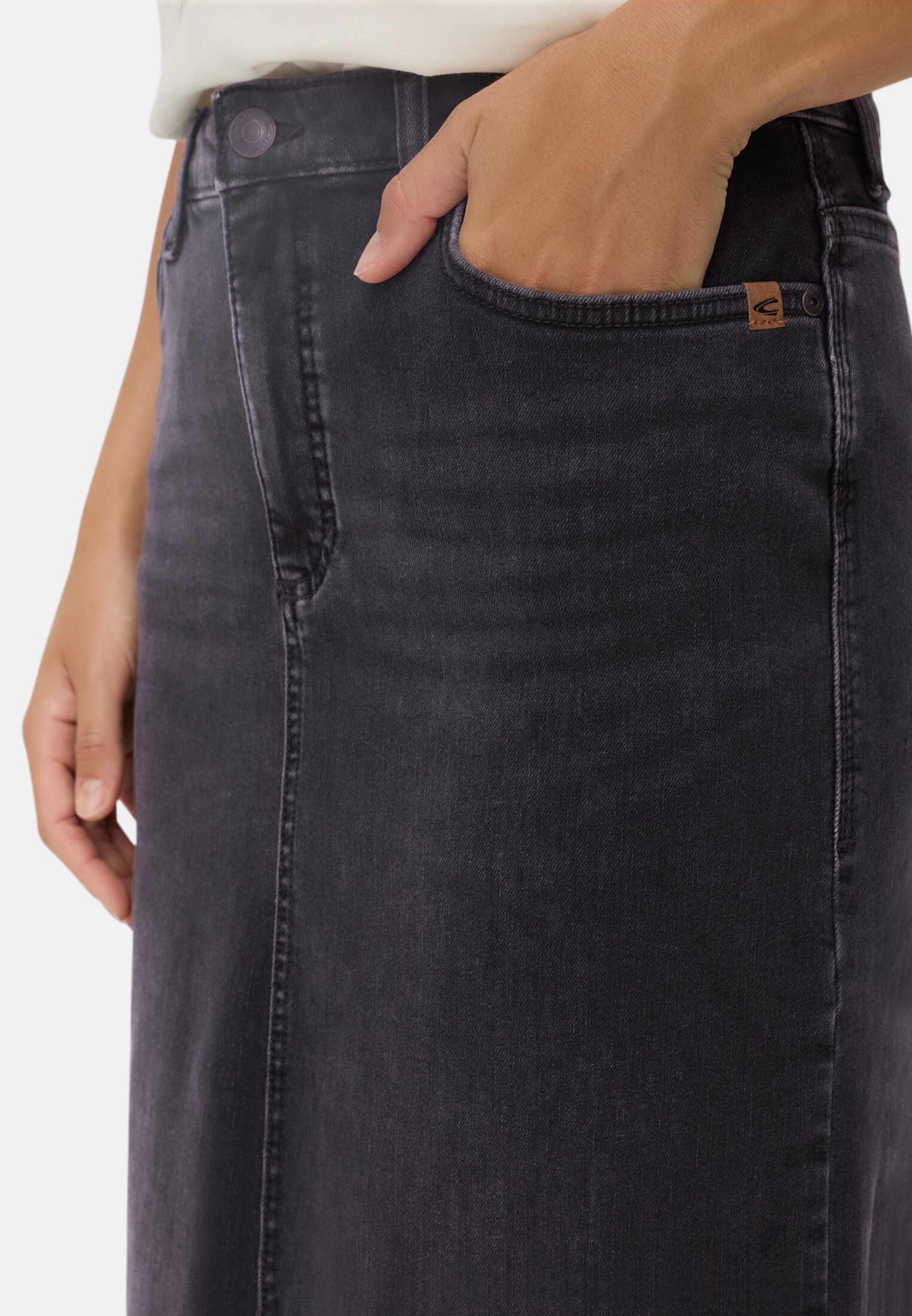 Damen Midi-Jeansrock mit geschlitztem Saum Schwarz getragen detailliert nah