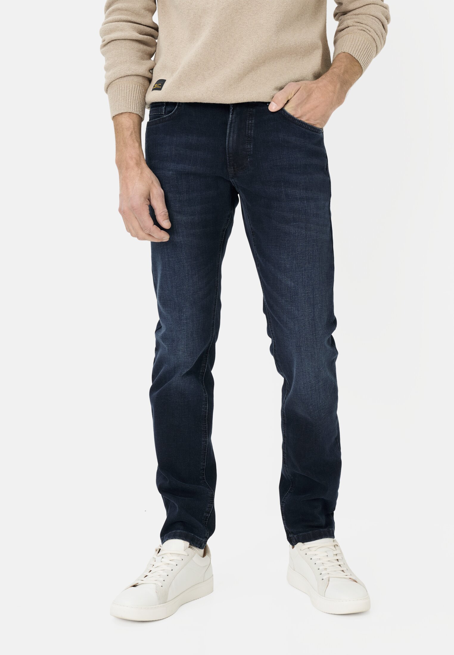Heren Slim Fit 5-Pocket Jeans Dunkelblau gedragen voor