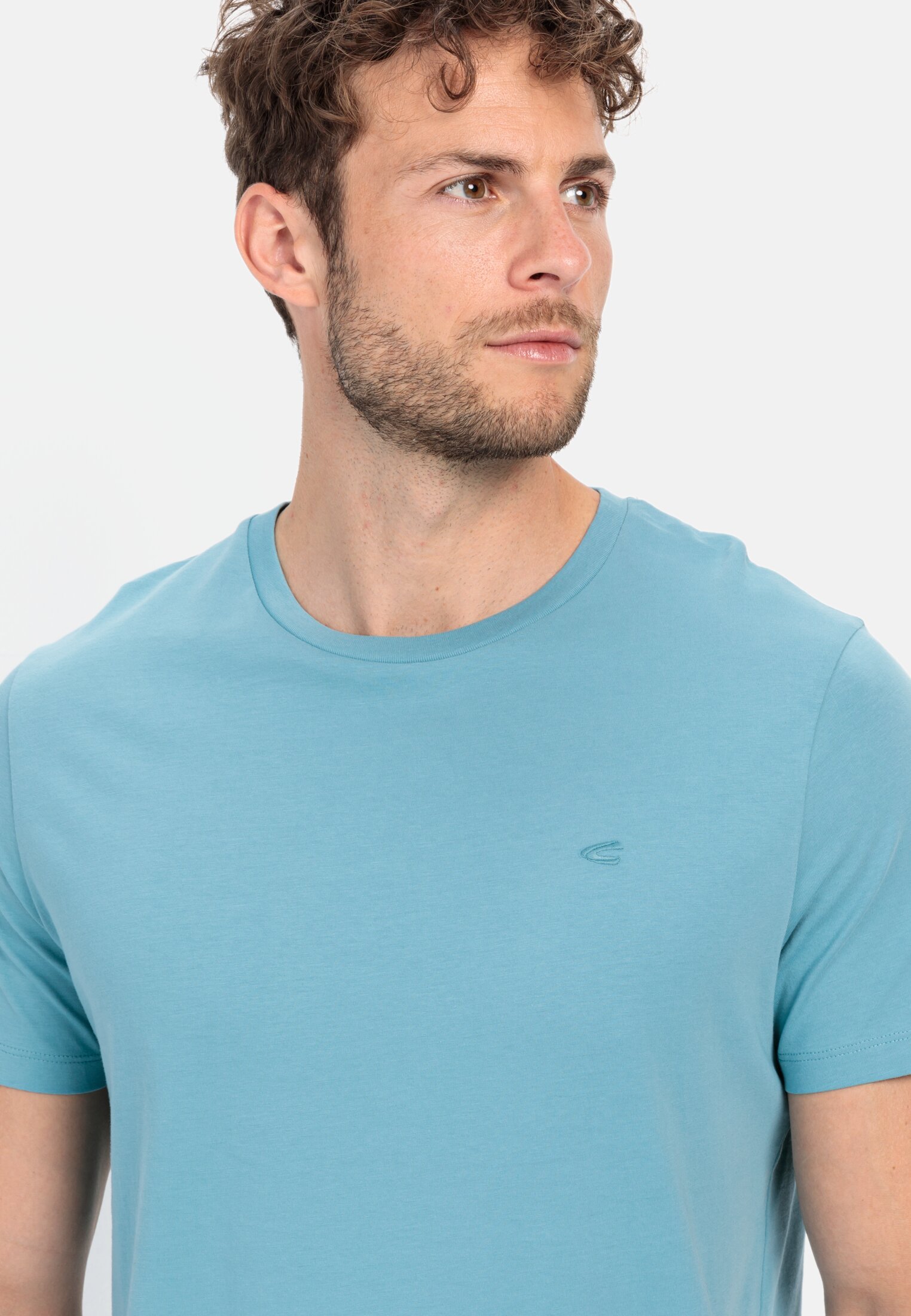 Herren Basic T-Shirt mit Rundhals aus Organic Cotton Hellblau getragen detailliert nah