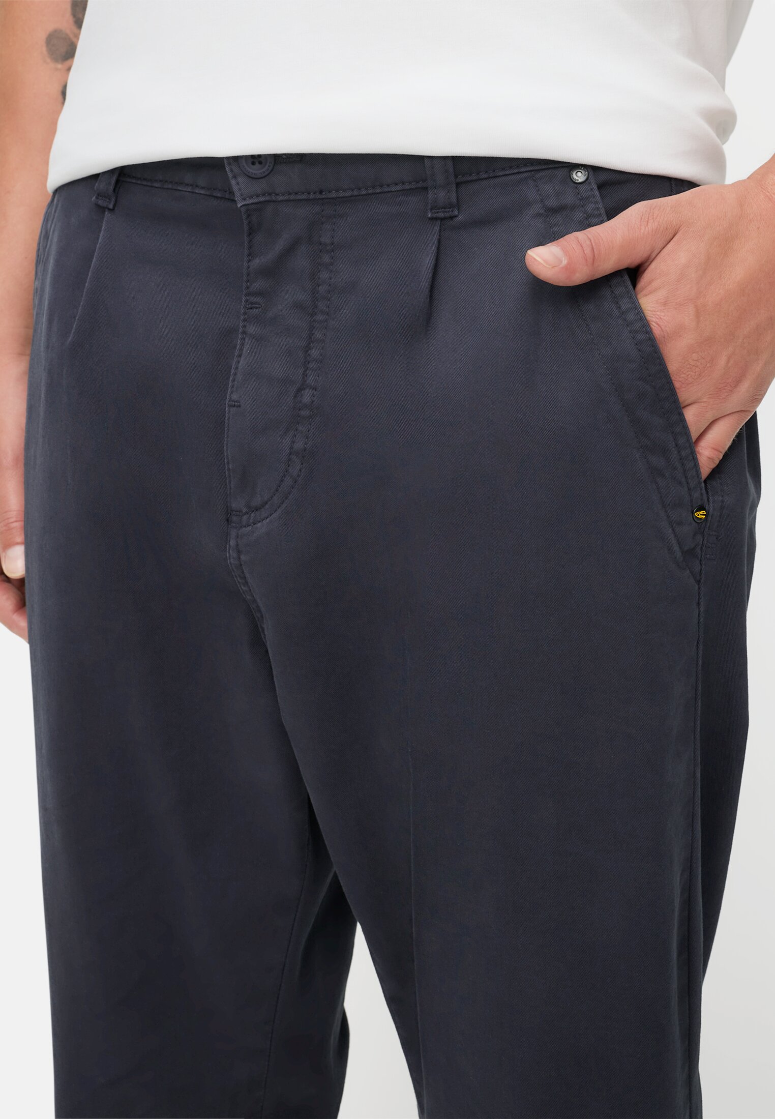 Herren Relaxed Fit Chino mit 2-Wege Stretch Navyblau getragen detailliert nah