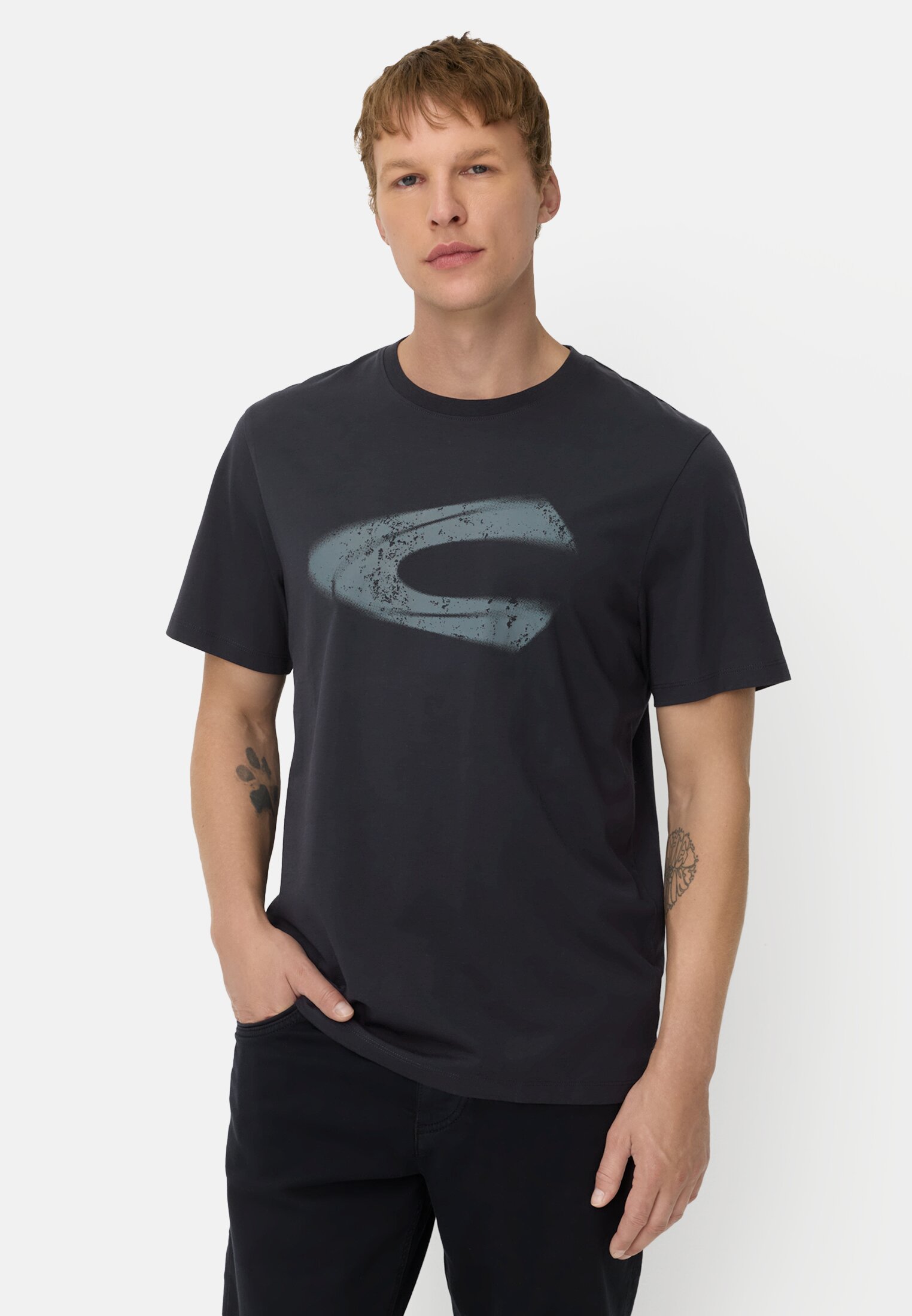 Herren T-Shirt mit Logoprint aus organic Cotton Navyblau getragen vorn