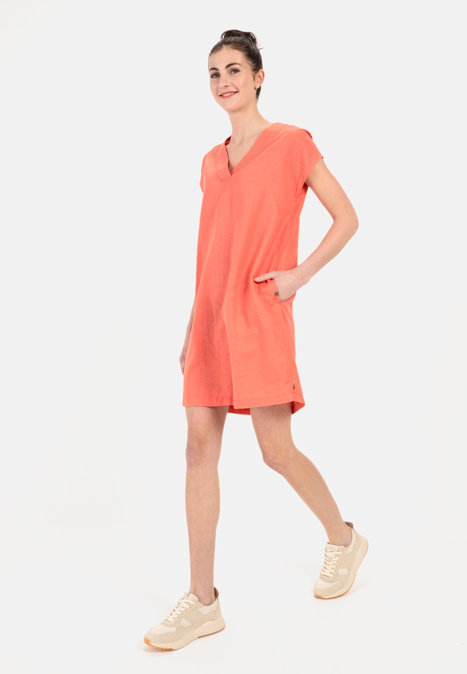 Damen Schlupfkleid im sommerlichen Leinenmix Rot-Orange getragen vorne Ganzkörper