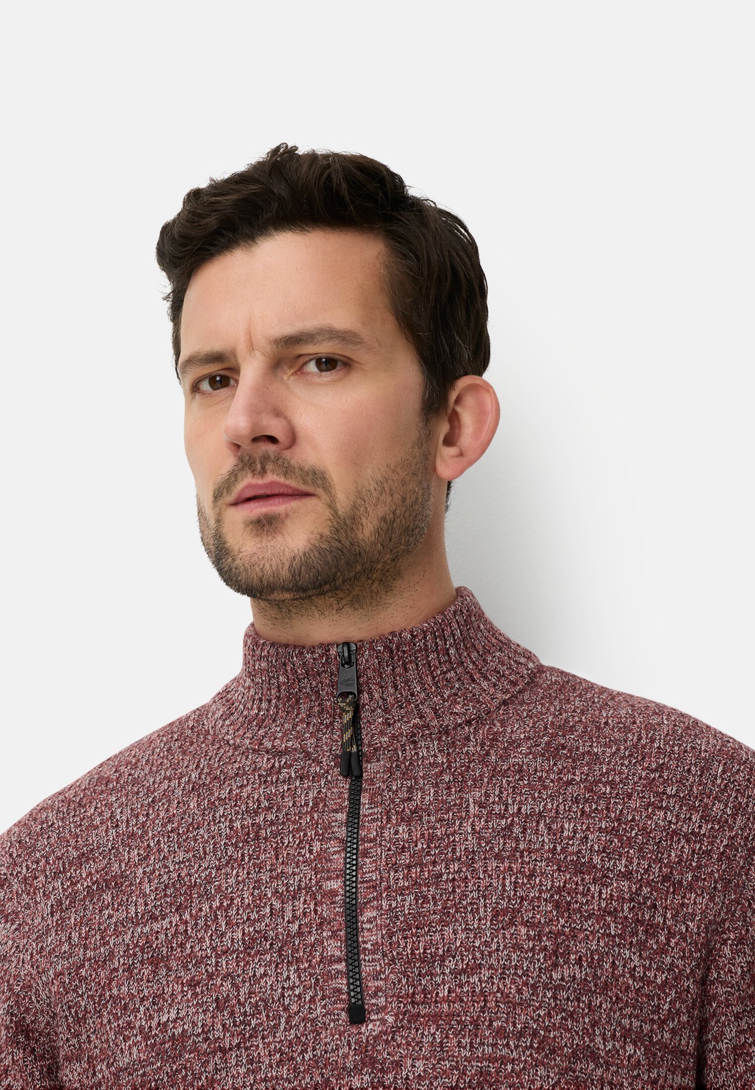 Herren Strick-Troyer mit melierter Struktur Bernsteinrot getragen emotional