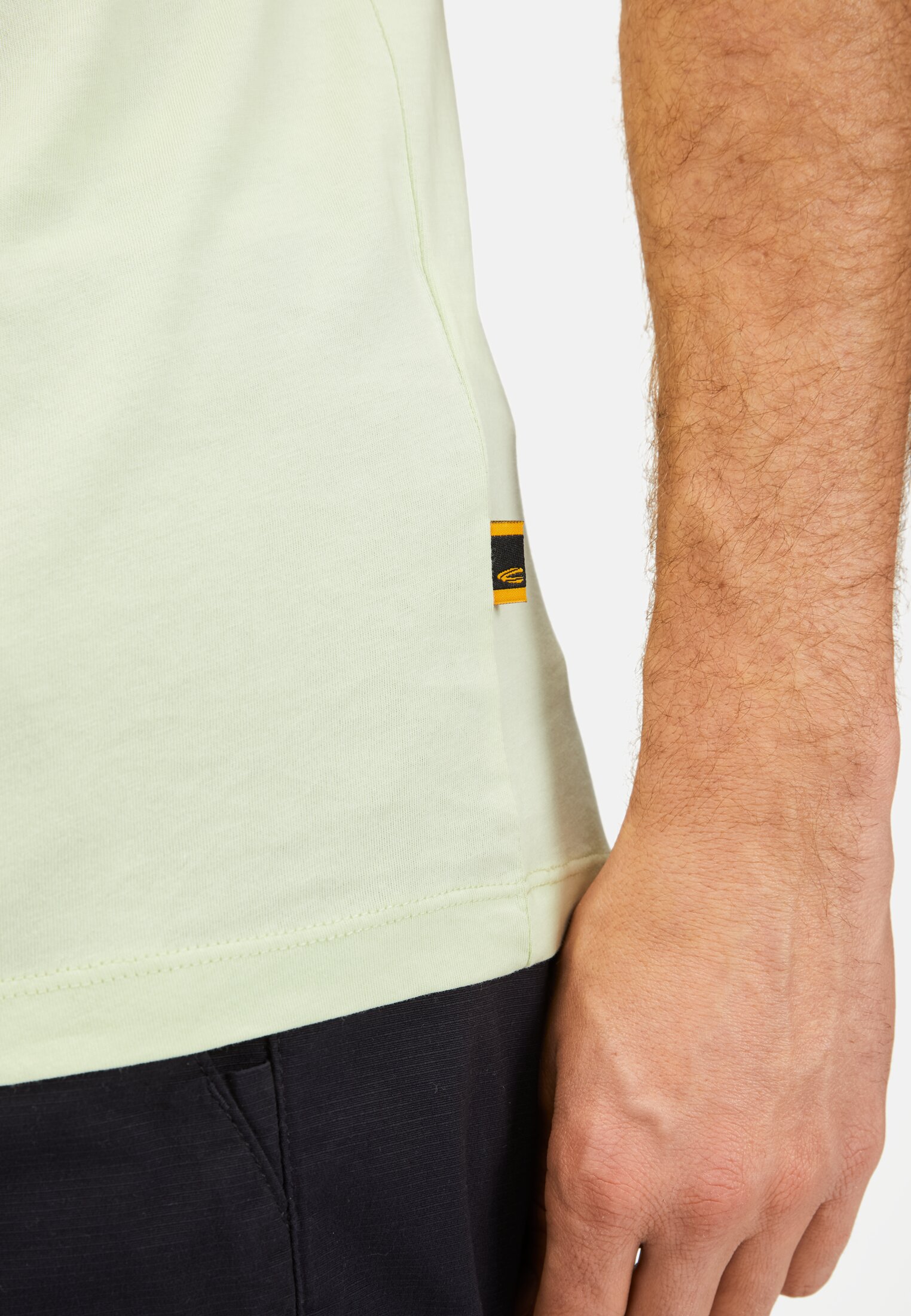 MI_09700-5T02-70_M5-00 Men T-shirt made from organic cotton Green worn detail close