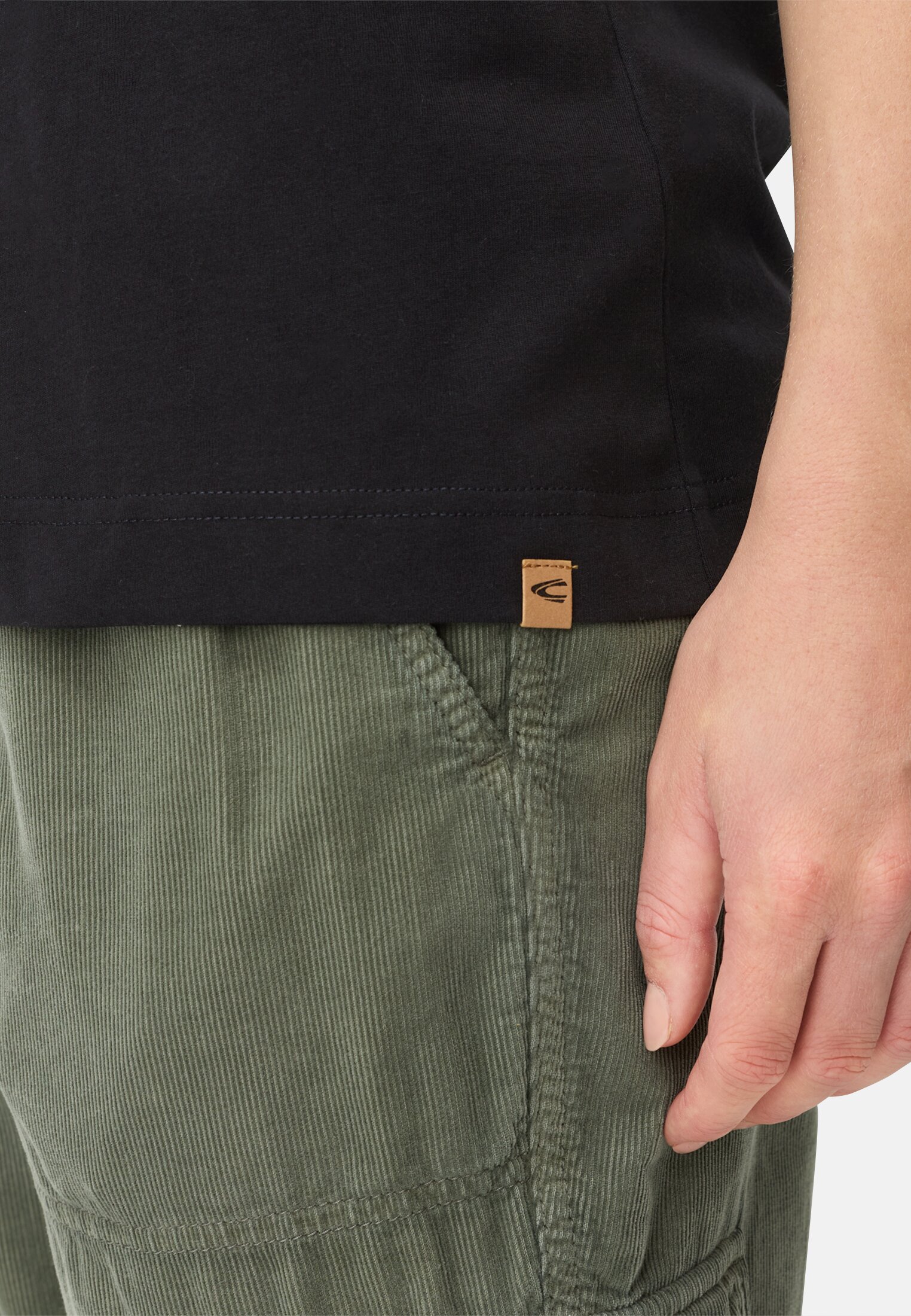 Damen T-Shirt aus reiner Baumwolle Kaviar getragen detailliert nah
