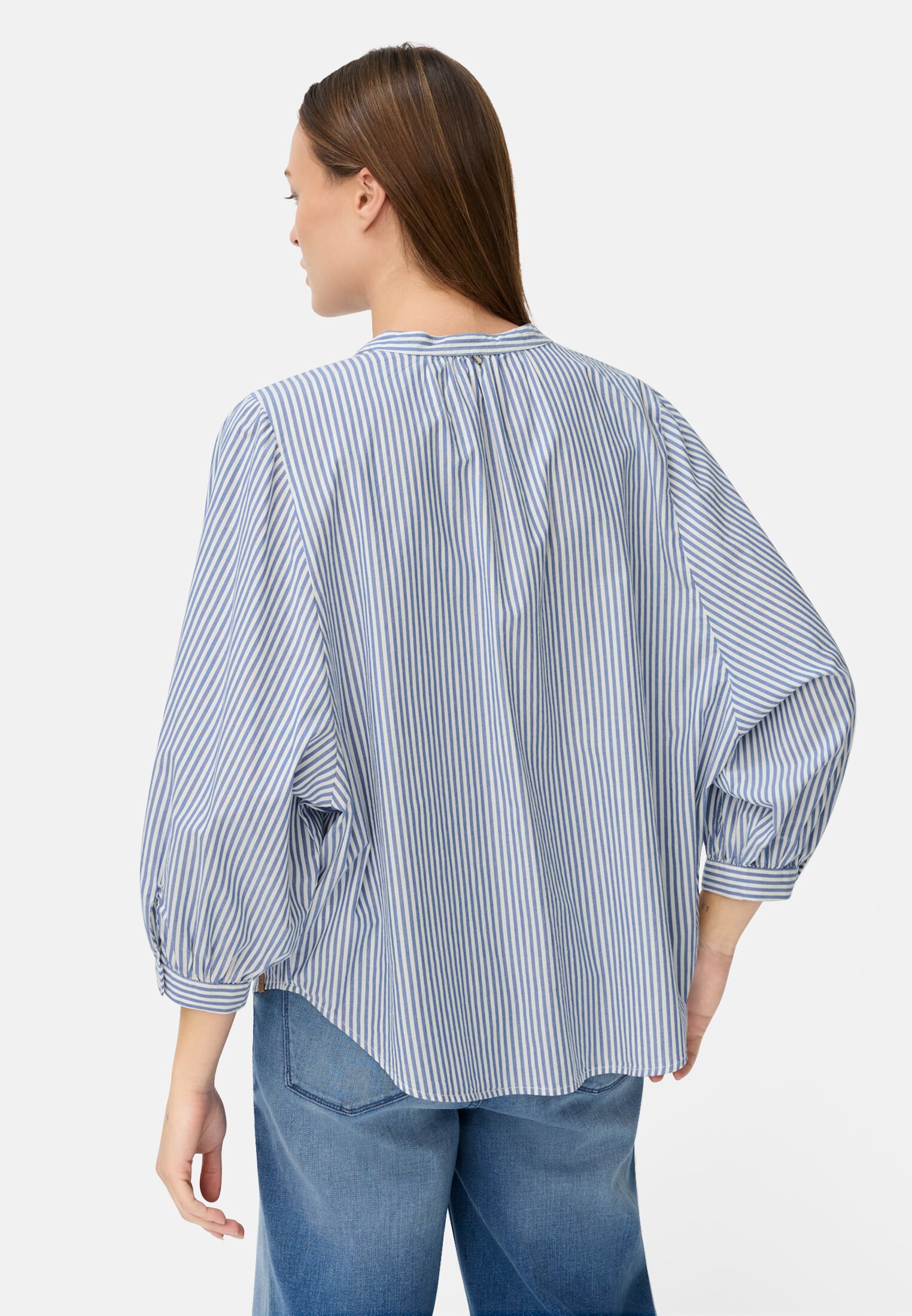 Damen Bluse aus reiner Baumwolle Blau gestreift getragen hinten