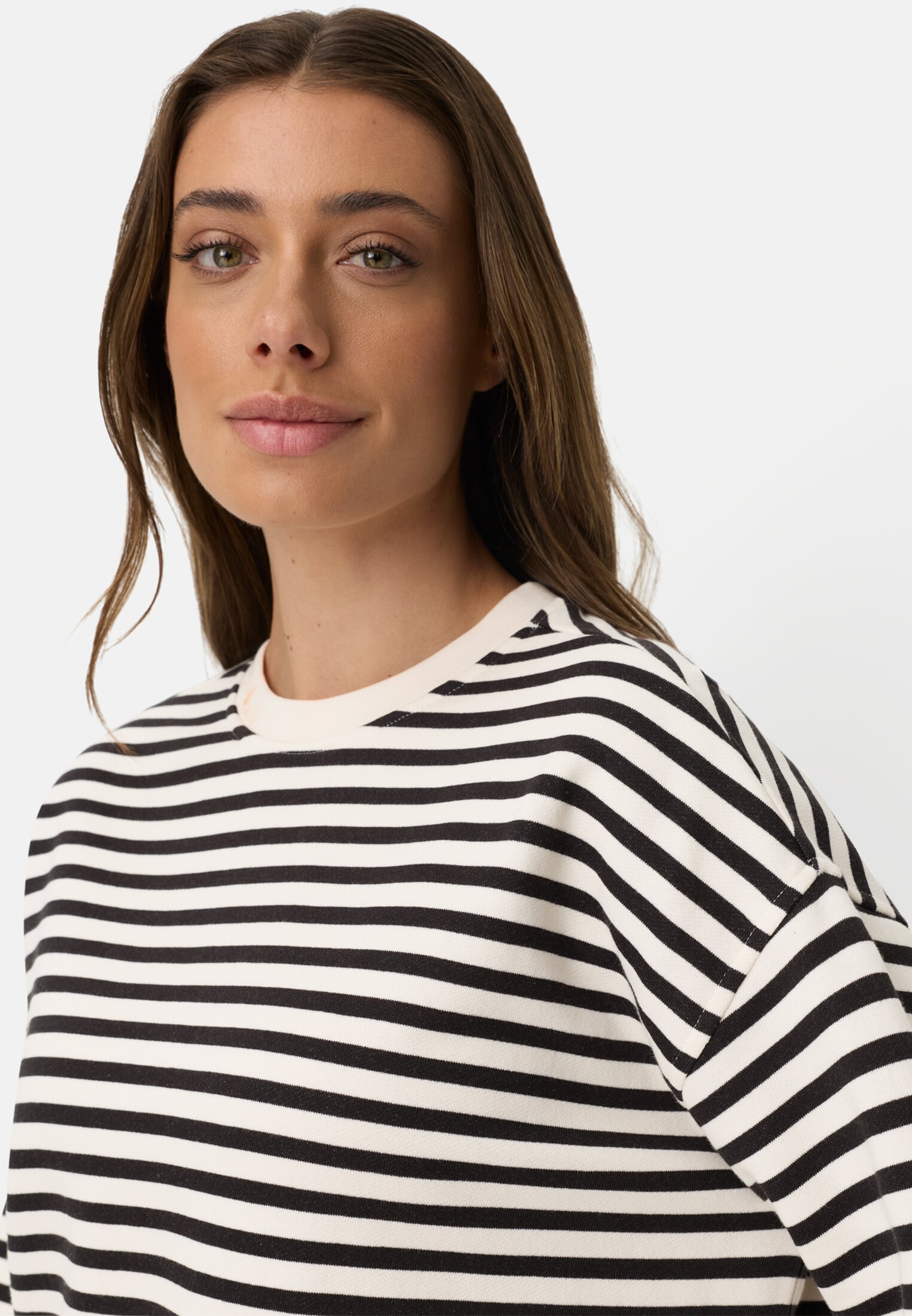 Damen Sweatshirt aus 100% Baumwolle Schwarzweiß getragen detailliert nah