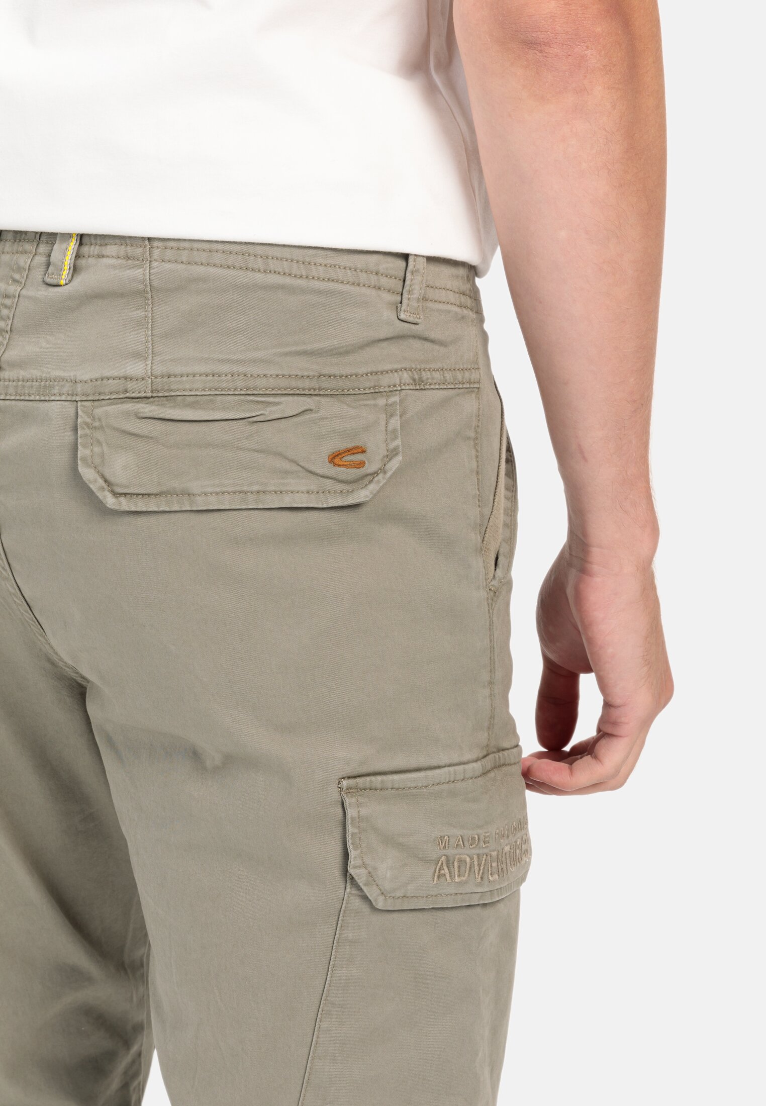 Heren Tapered fit cargobroek Khaki gedragen detail dichtbij  