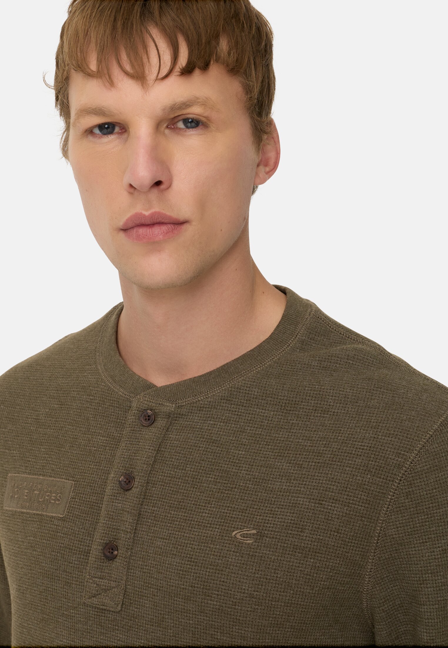Herren Henley-Shirt aus Organic Cotton Olivgrün getragen detailliert nah