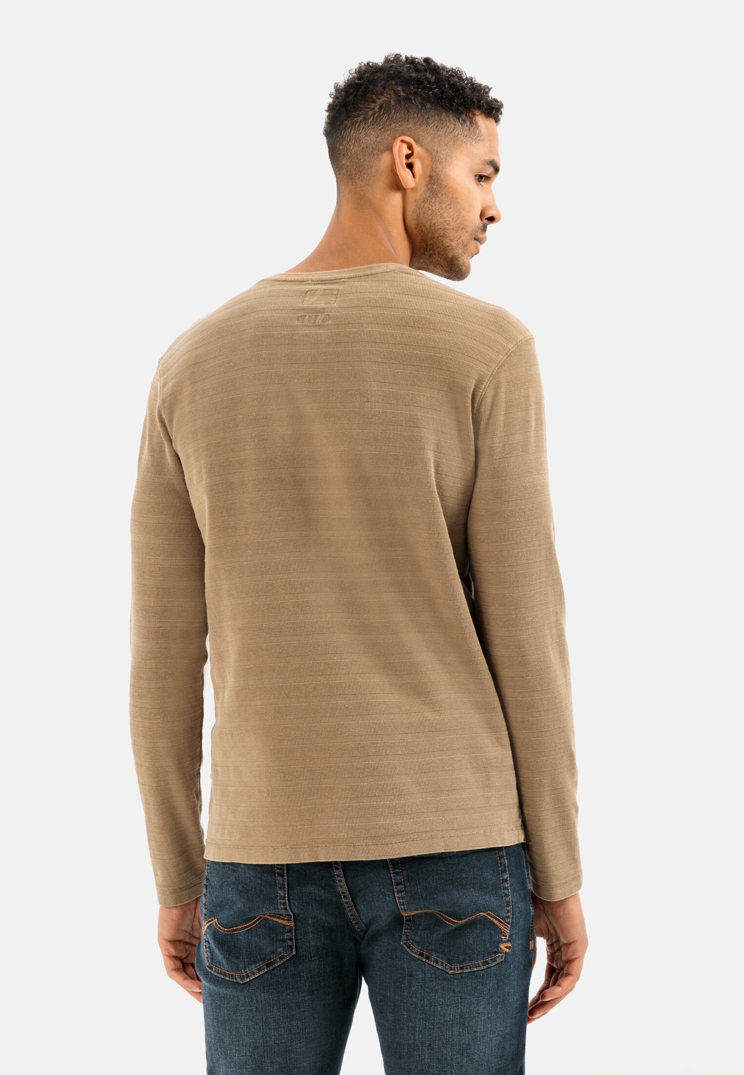 MI_409965-1T11-19_M2-00 Herren Langarm Henleyshirt aus reiner Baumwolle Hellbraun getragen hinten