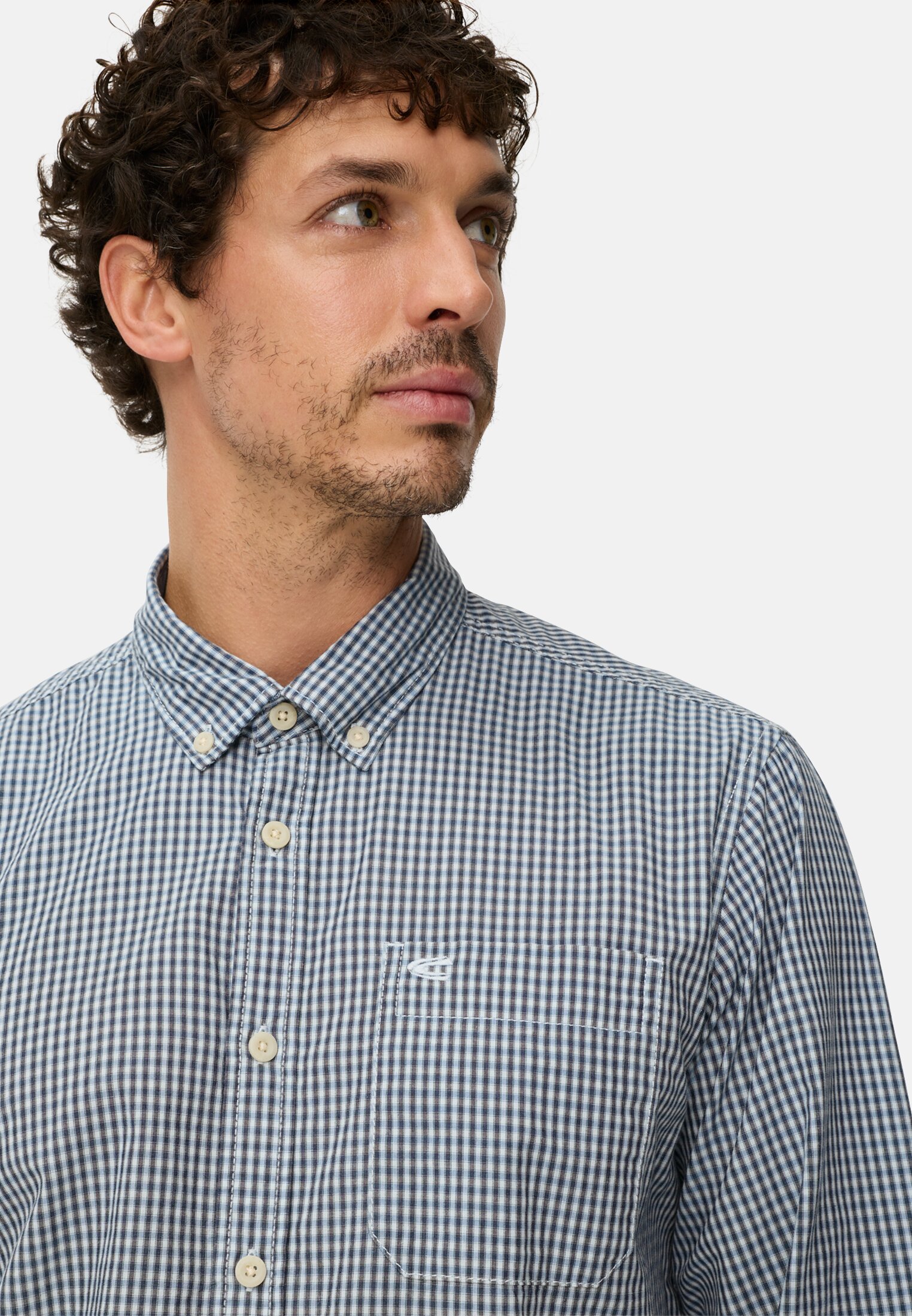 Heren Overhemd met lange mouwen en knoopsluiting Marineblauw gedragen detail dichtbij  