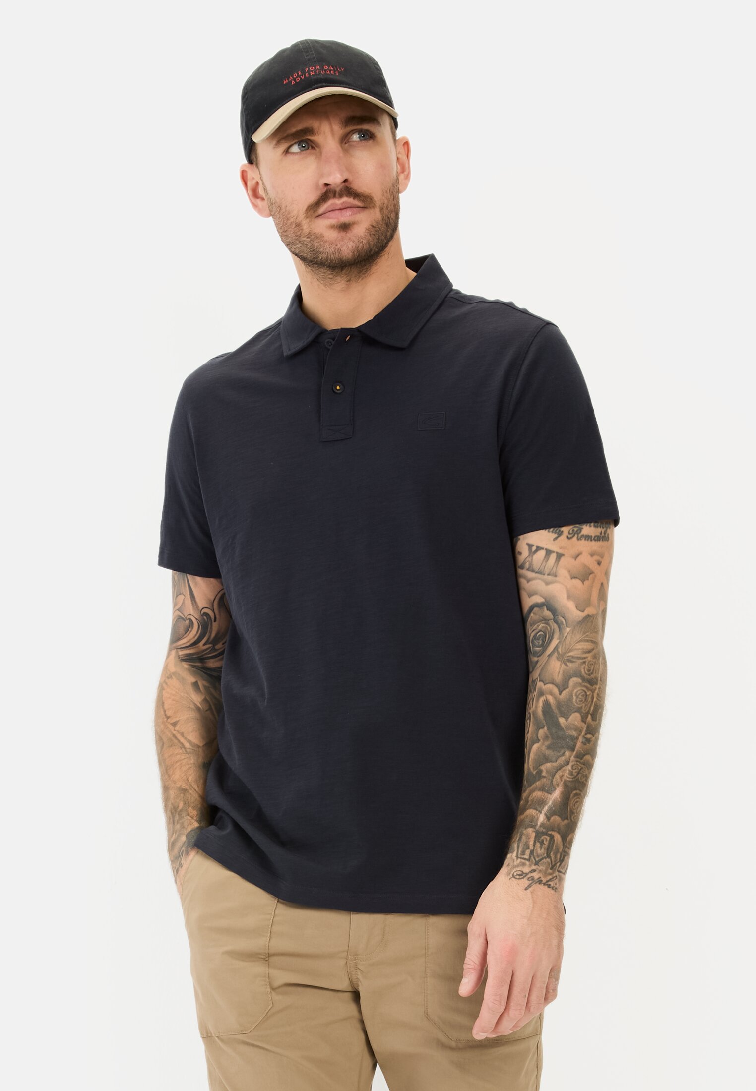 Herren Kurzarm Poloshirt aus Organic Cotton Dunkelblau getragen vorn