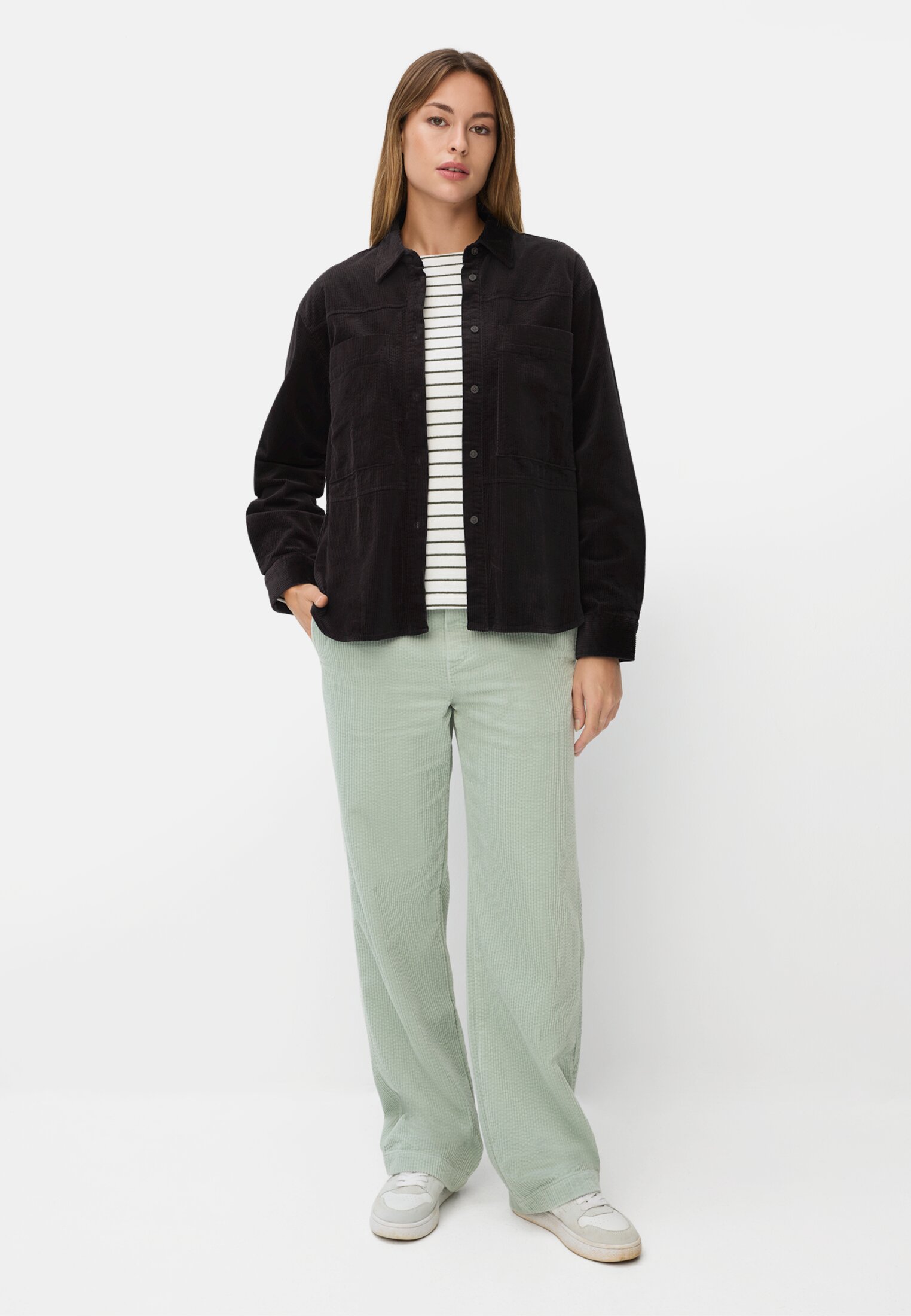Damen Oversize-Bluse mit Hemdkragen Schwarz getragen vorne Ganzkörper