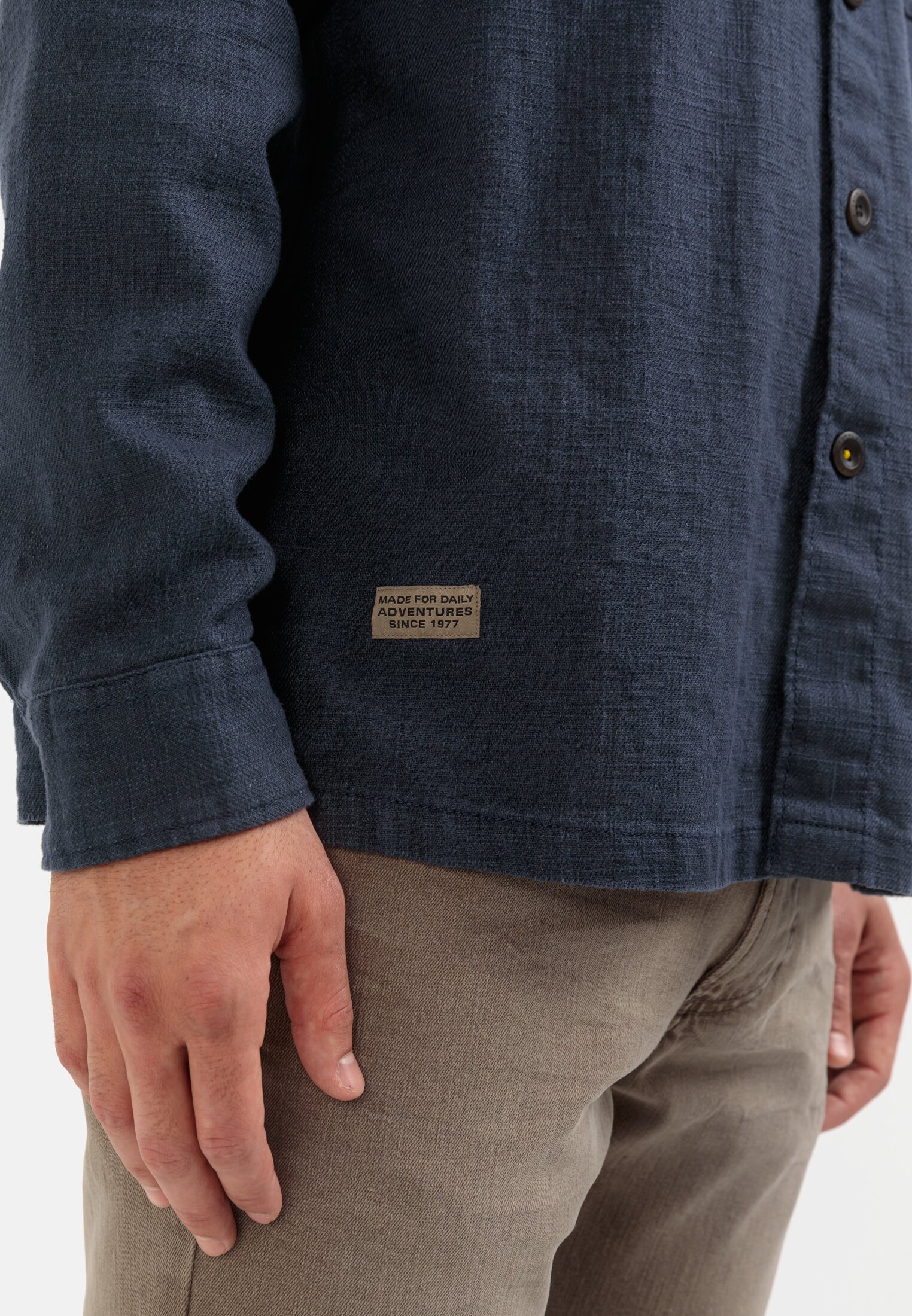 MI_09332-1S42-47_M5-00 Herren Overshirt aus einem Leinen-Baumwollmix Dunkelblau getragen detailliert nah