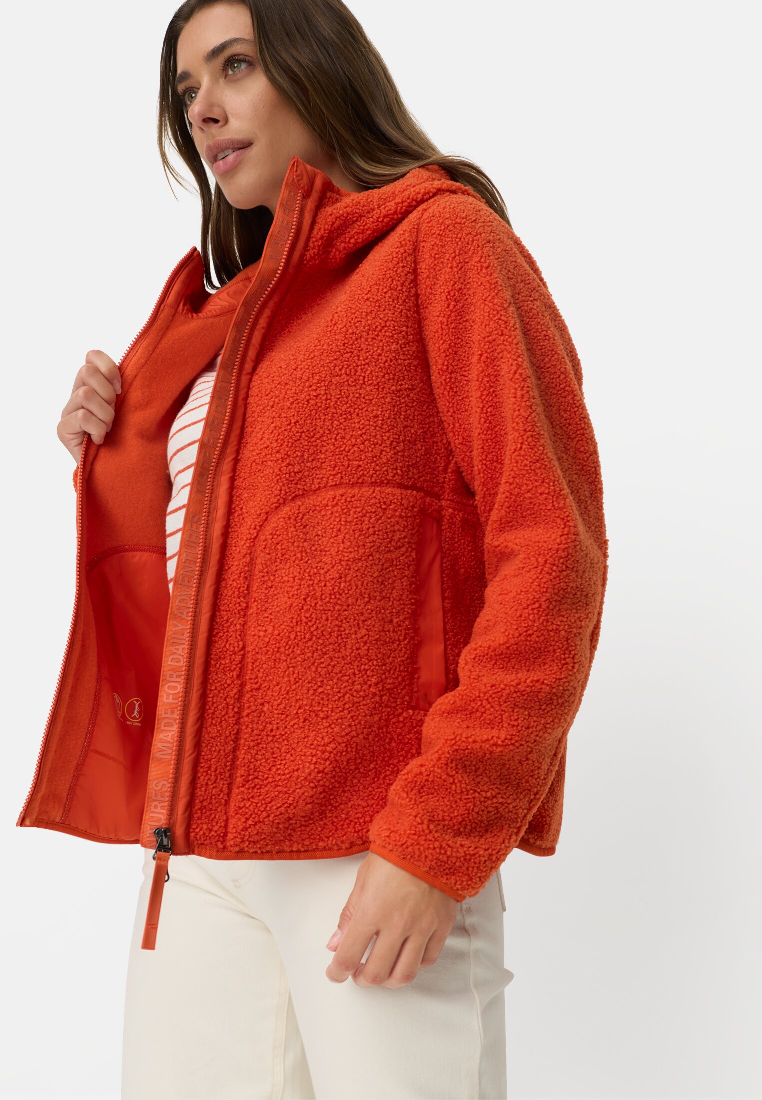Damen Teddyjacke mit wärmenden Taschenfutter Orange getragen emotional