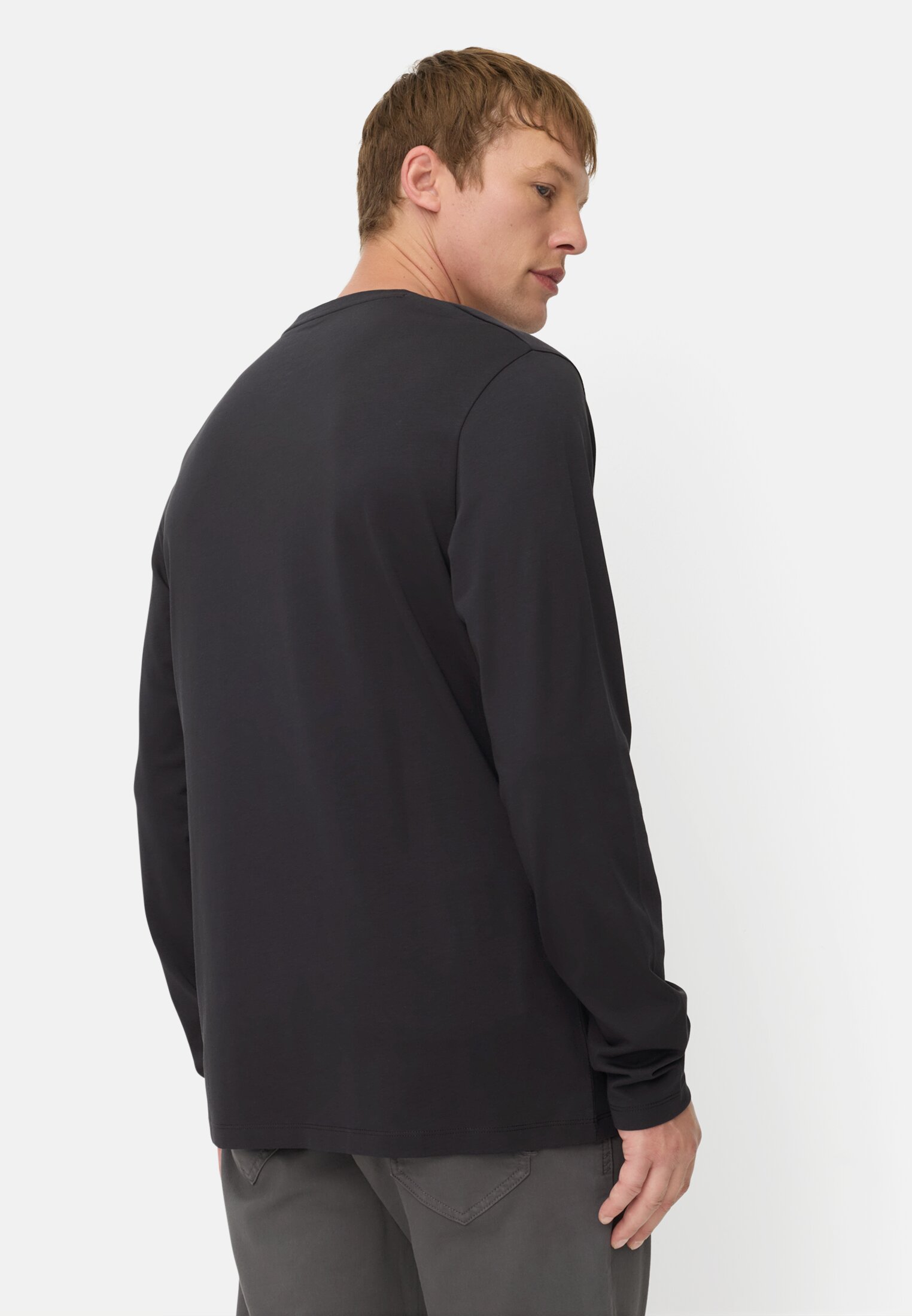 Herren fleXXXactive® Langarmshirt mit Stay Fresh Funktion Schwarz getragen hinten