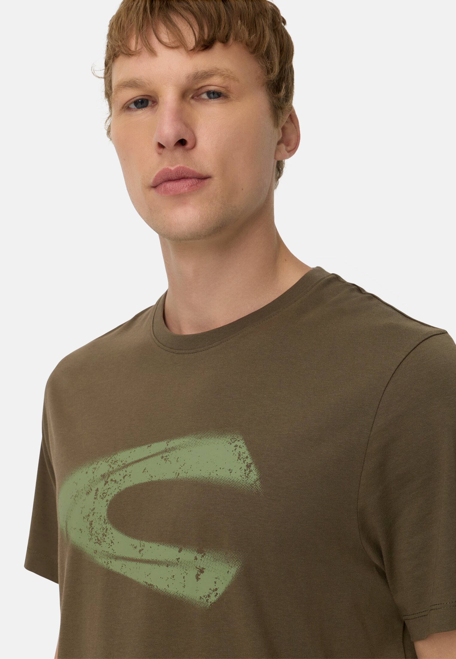 Heren T-shirt met logoprint van organic cotton Olijfgroen gedragen detail dichtbij