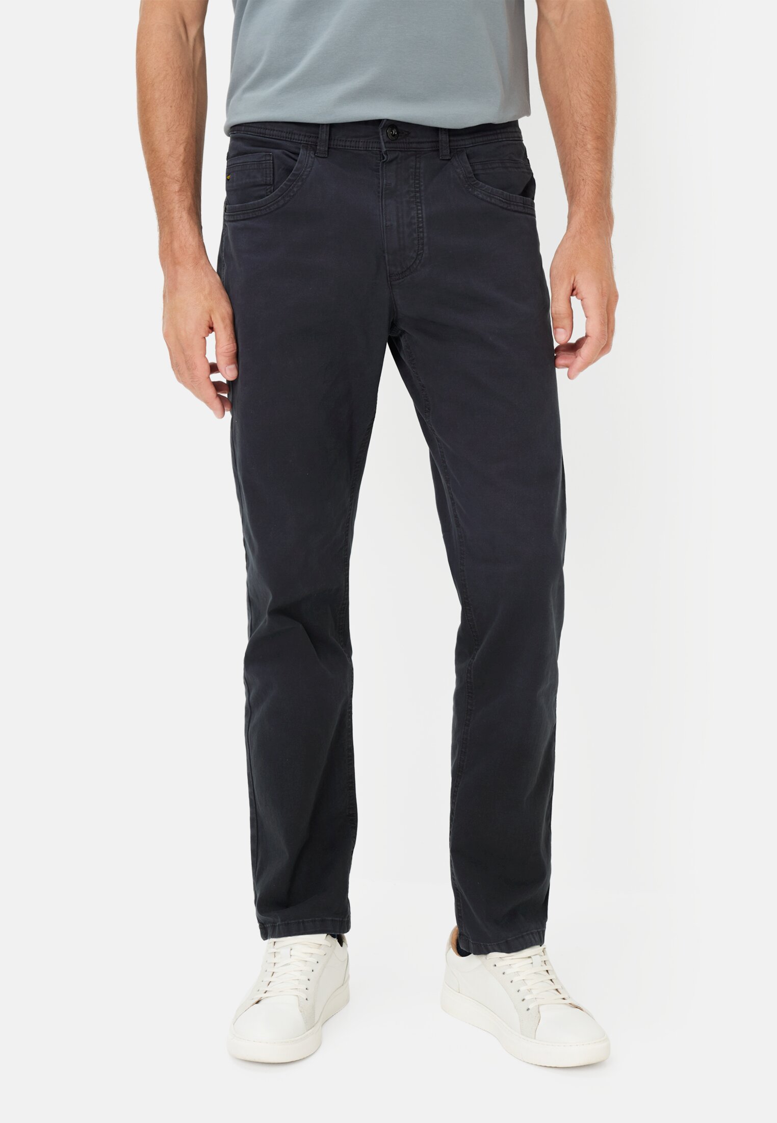Heren Relaxed Fit 5-Pocket Broek Donkerblauw gedragen voor