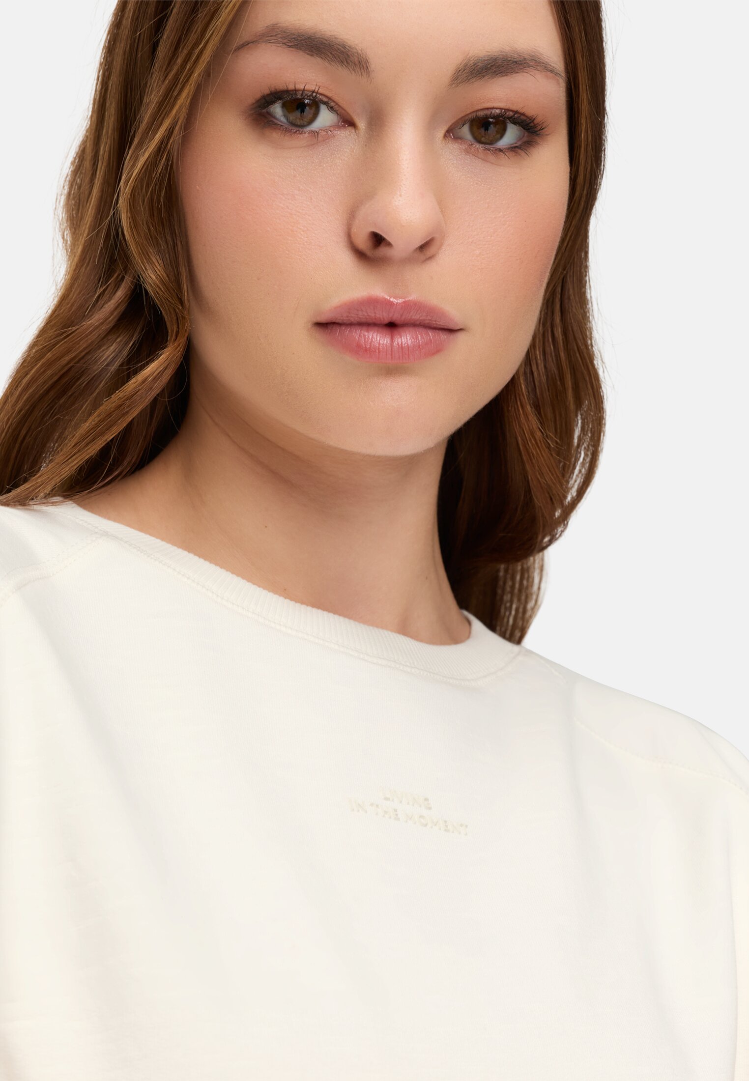 Vrouwen Sweatshirt met ronde hals gemaakt van puur katoen Melkwit gedragen detail dichtbij  