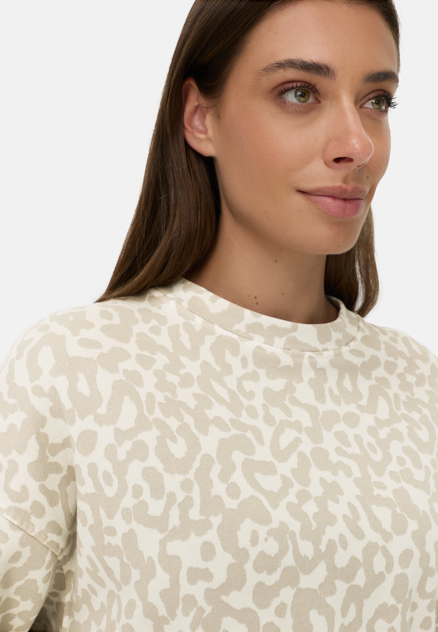 Damen Oversize-Sweatshirt aus 100% Baumwolle Beige getragen detailliert nah