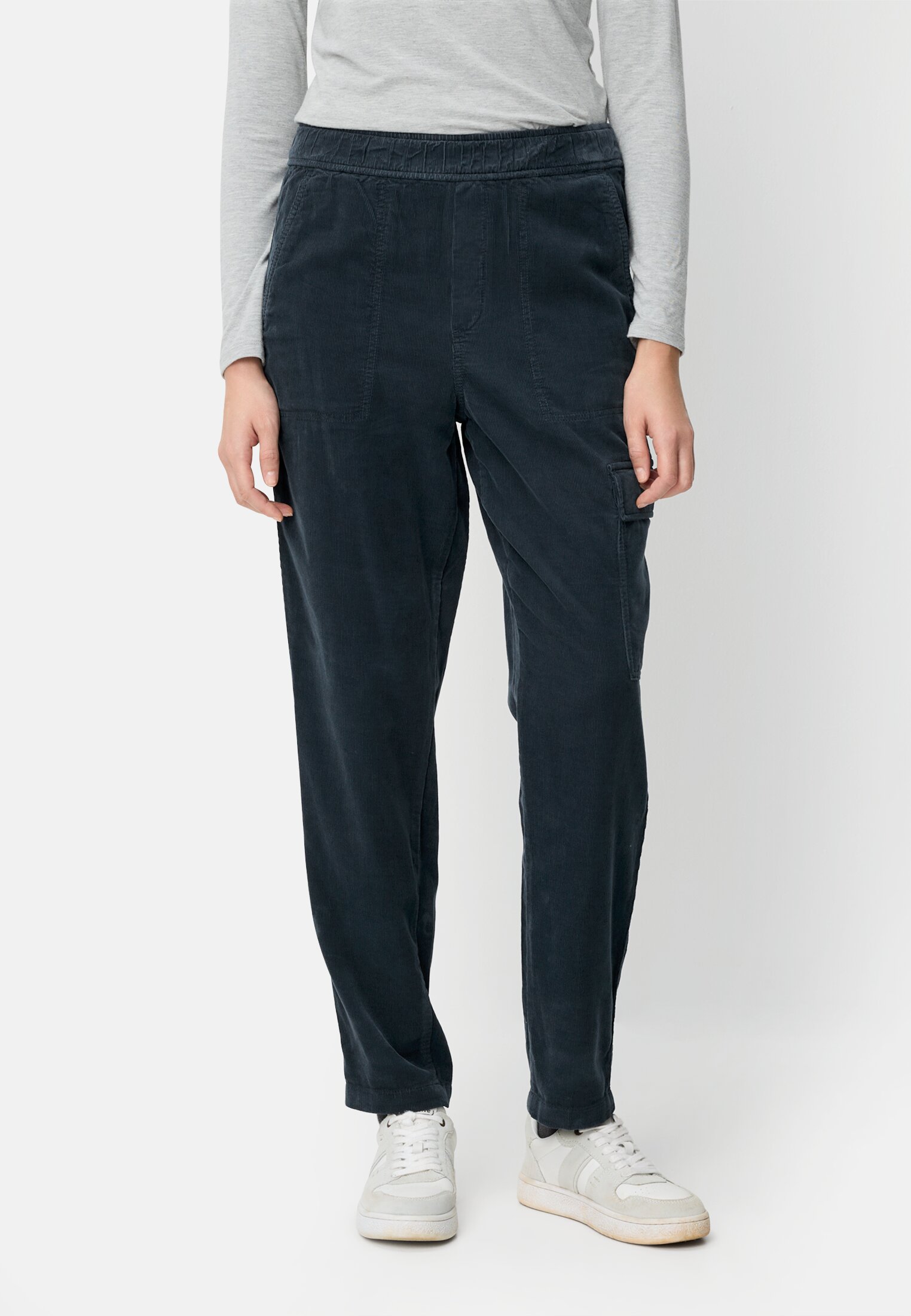 Damen Cargo-Hose aus reiner Baumwolle Nachtblau getragen vorn