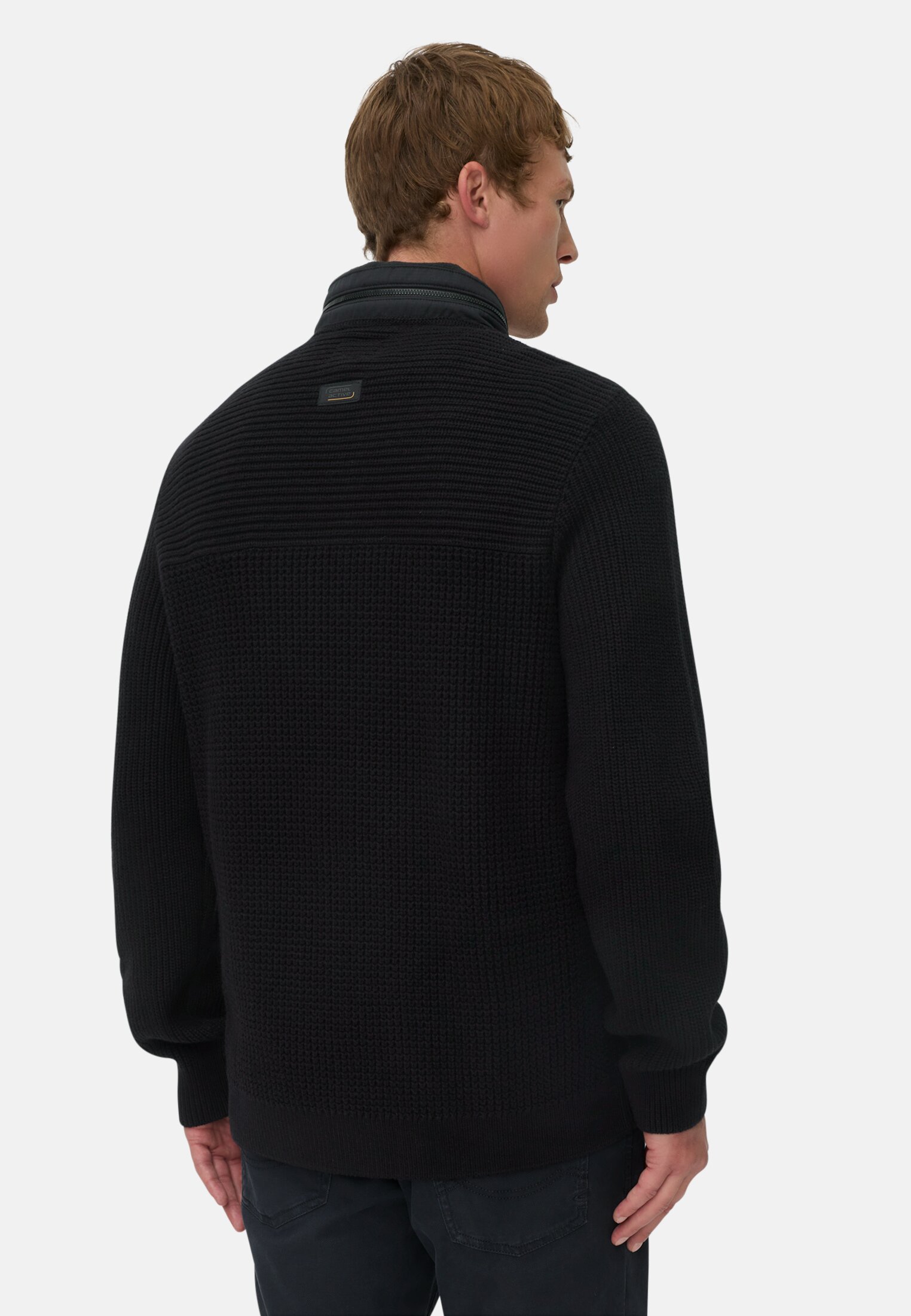 MI_409501-6K22-88_M2-00 Heren Vest met oprolbare capuchon Zwart gedragen achter