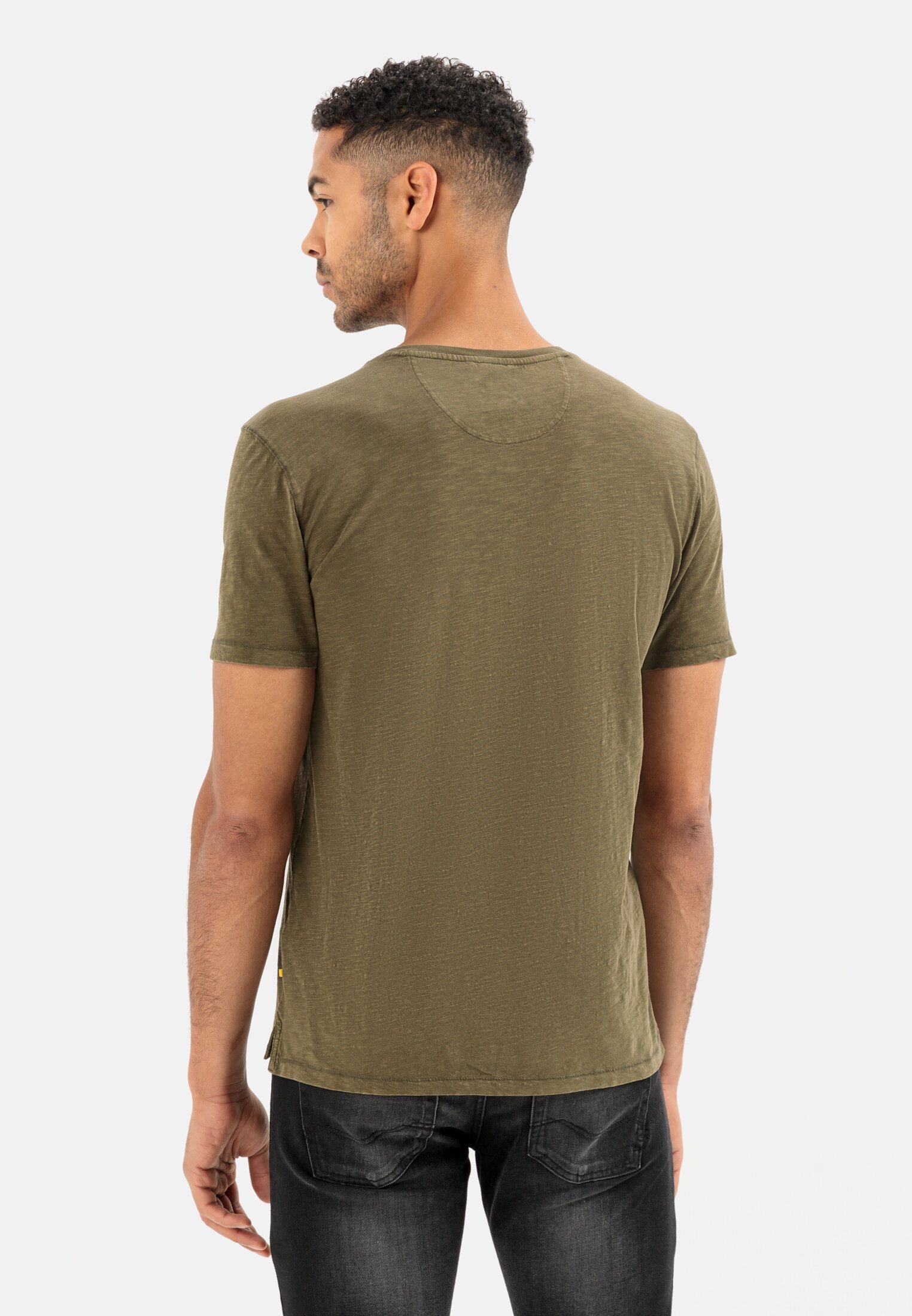 MI_09474-9T04-93_M2-00 Men Organic cotton short sleeve henley Gold worn back