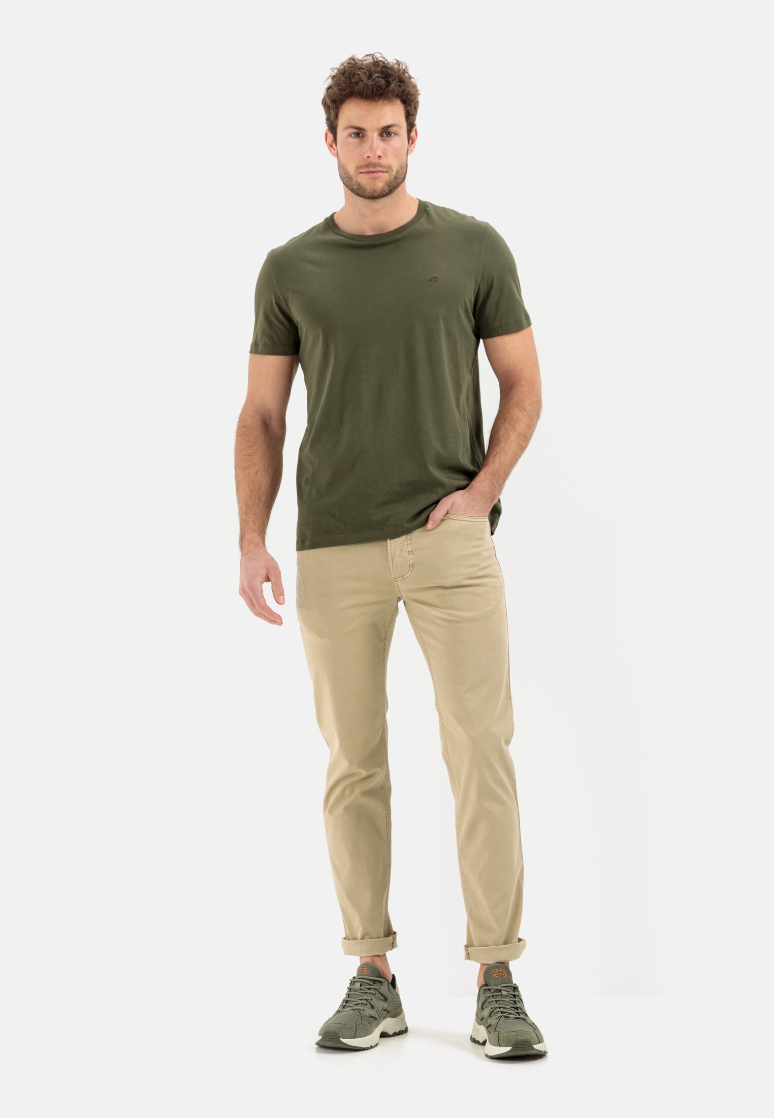 Herren Regular Fit 5 Pocket Hose Beige getragen vorne Ganzkörper