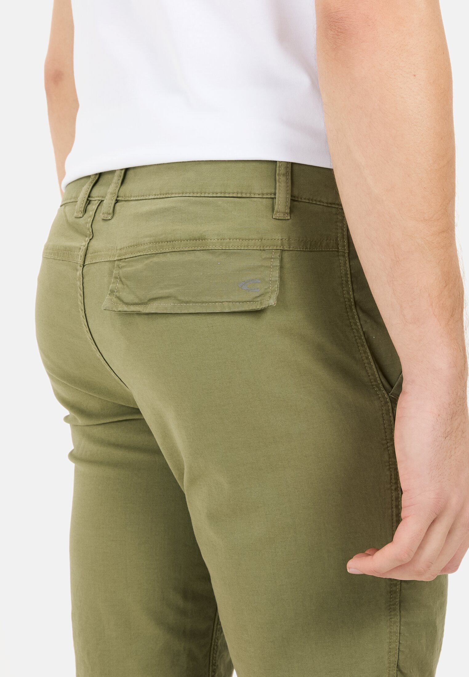 Men Cargo shorts with ripstop contrast Dark Green worn detail close