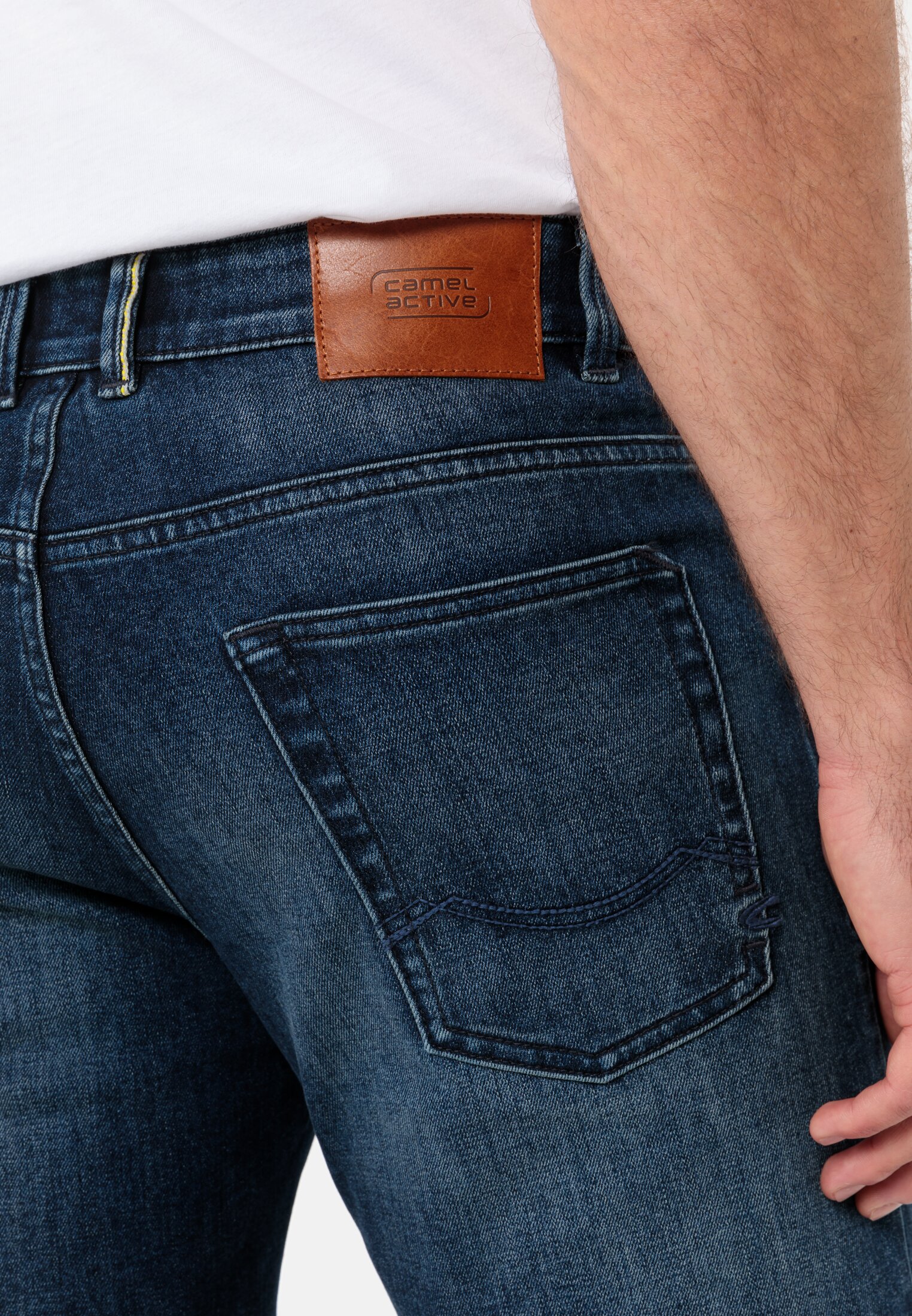 Men Regular Fit 5-Pocket Jeans with thermal lining Indigo Blue worn detail close