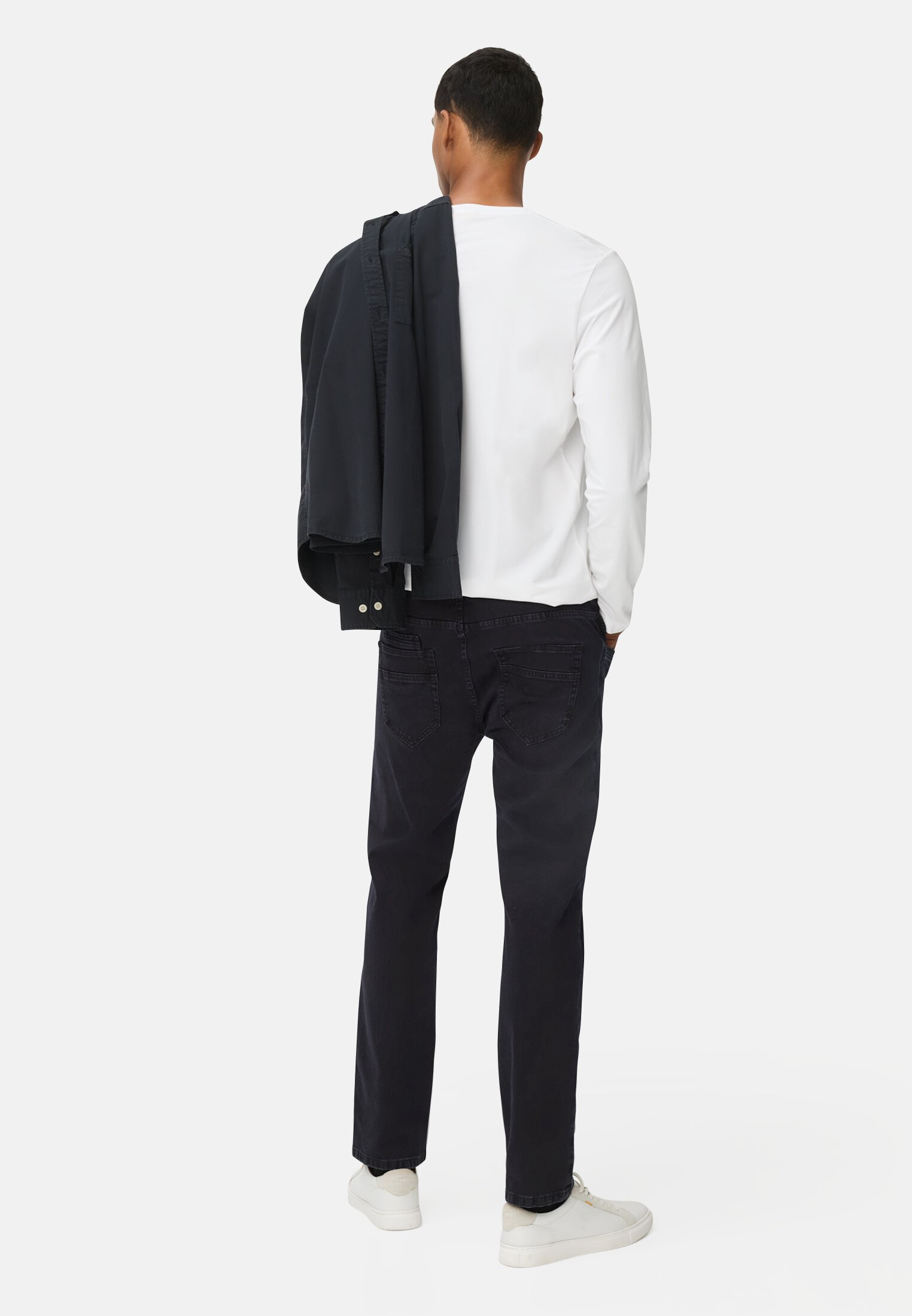 Herren 5-Pocket Relaxed Fit Hose aus Baumwoll-Mix Schwarz getragen hinten