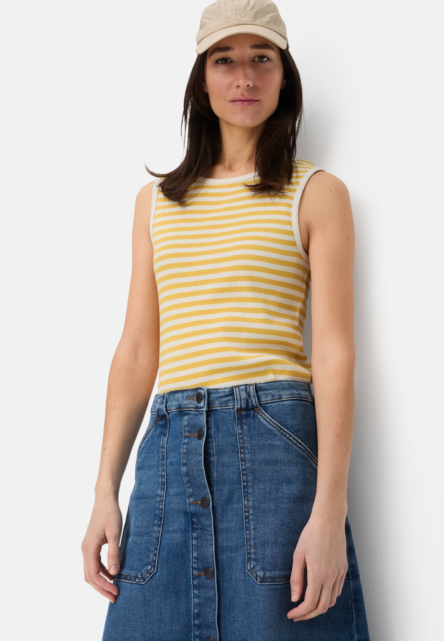 Damen Top mit Rundhalsausschnitt Gelb getragen emotional