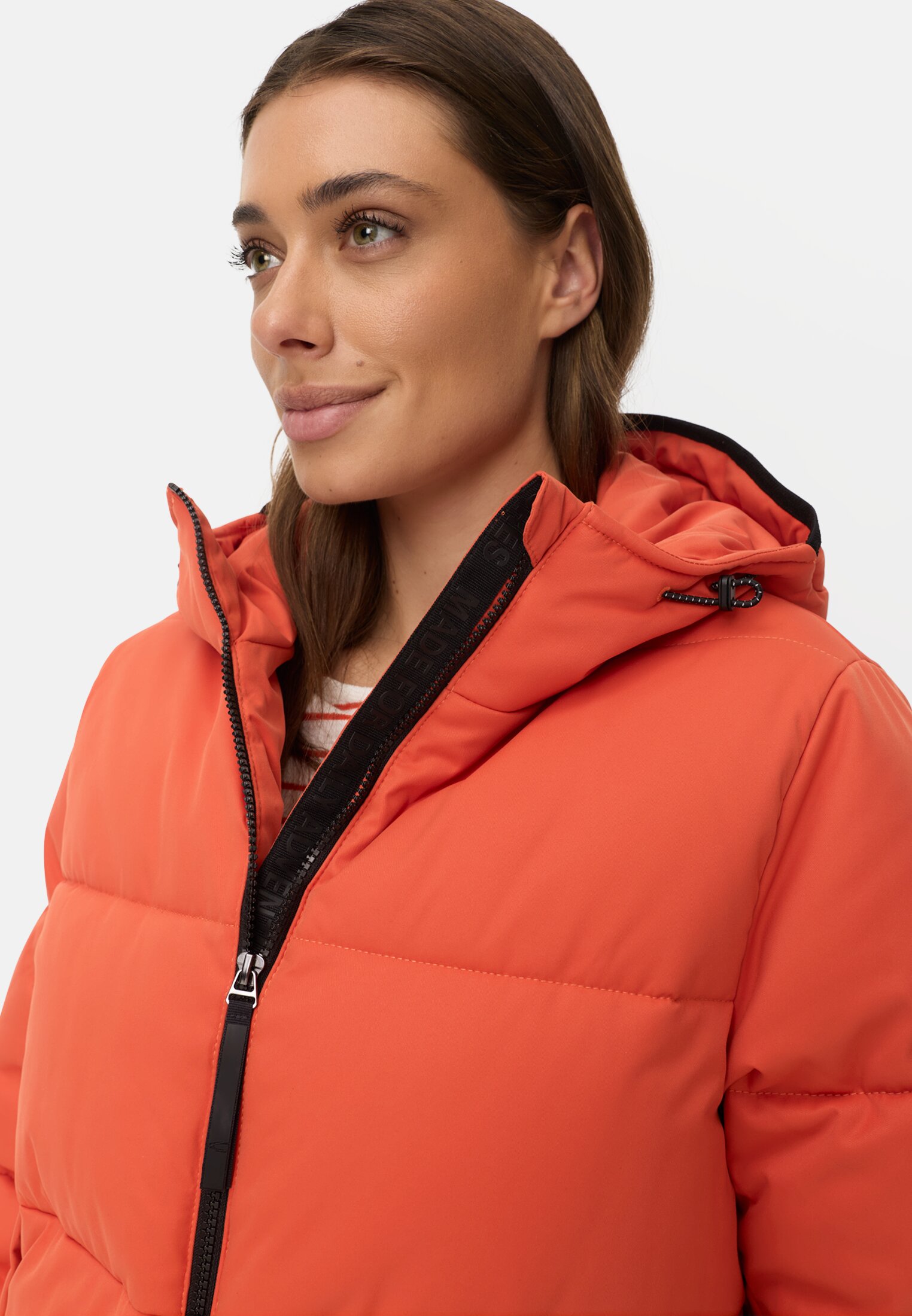 Damen Gefütterte Jacke mit reflektierenden Details Orange getragen detailliert nah