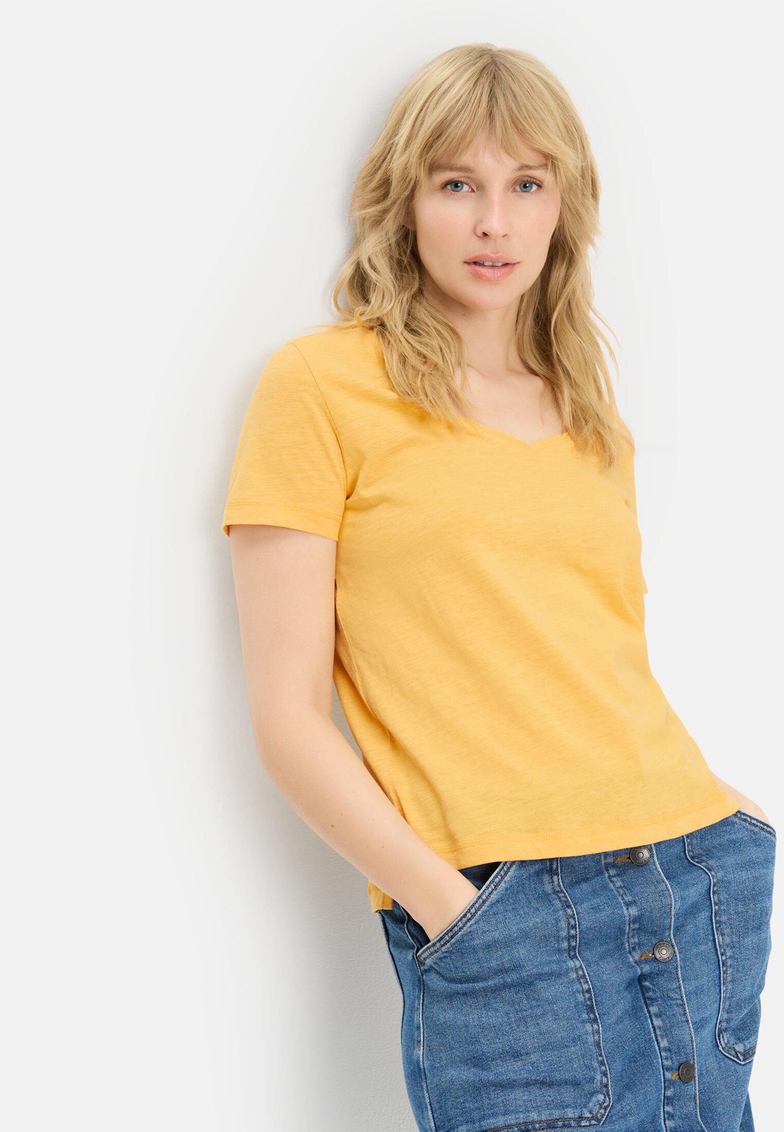 Damen T-Shirt aus 100% Baumwolle Gelb getragen emotional