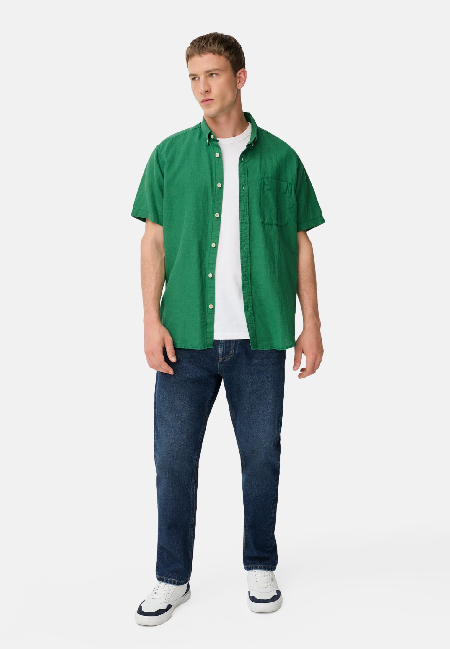 Men Short-sleeved shirt made of linen-cotton blend Fir green worn front full body