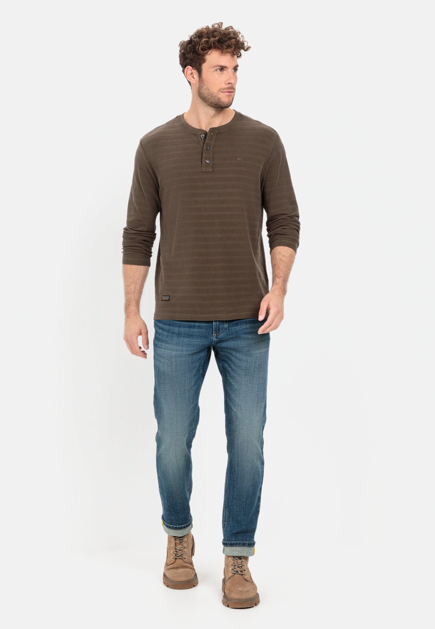 Herren Langarm Henleyshirt aus reiner Baumwolle Braun getragen vorne Ganzkörper