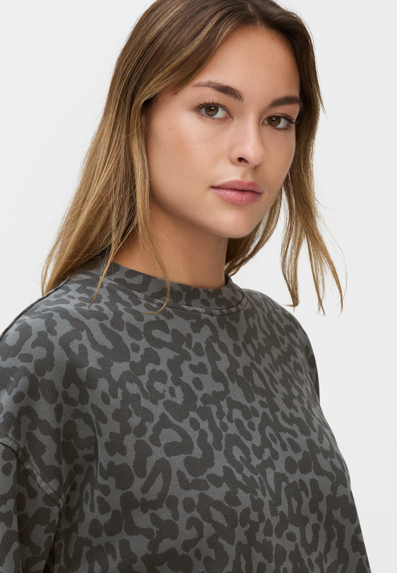 Damen Oversize-Sweatshirt aus 100% Baumwolle Dunkelgrau getragen detailliert nah