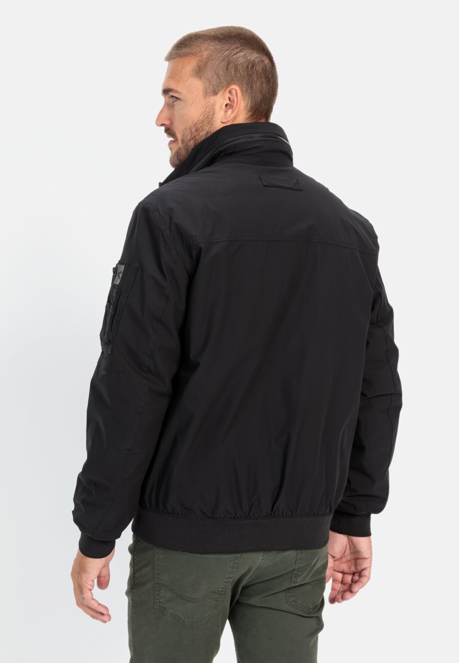 Herren Softshell Blouson mit einrollbarer Kapuze Schwarz getragen hinten
