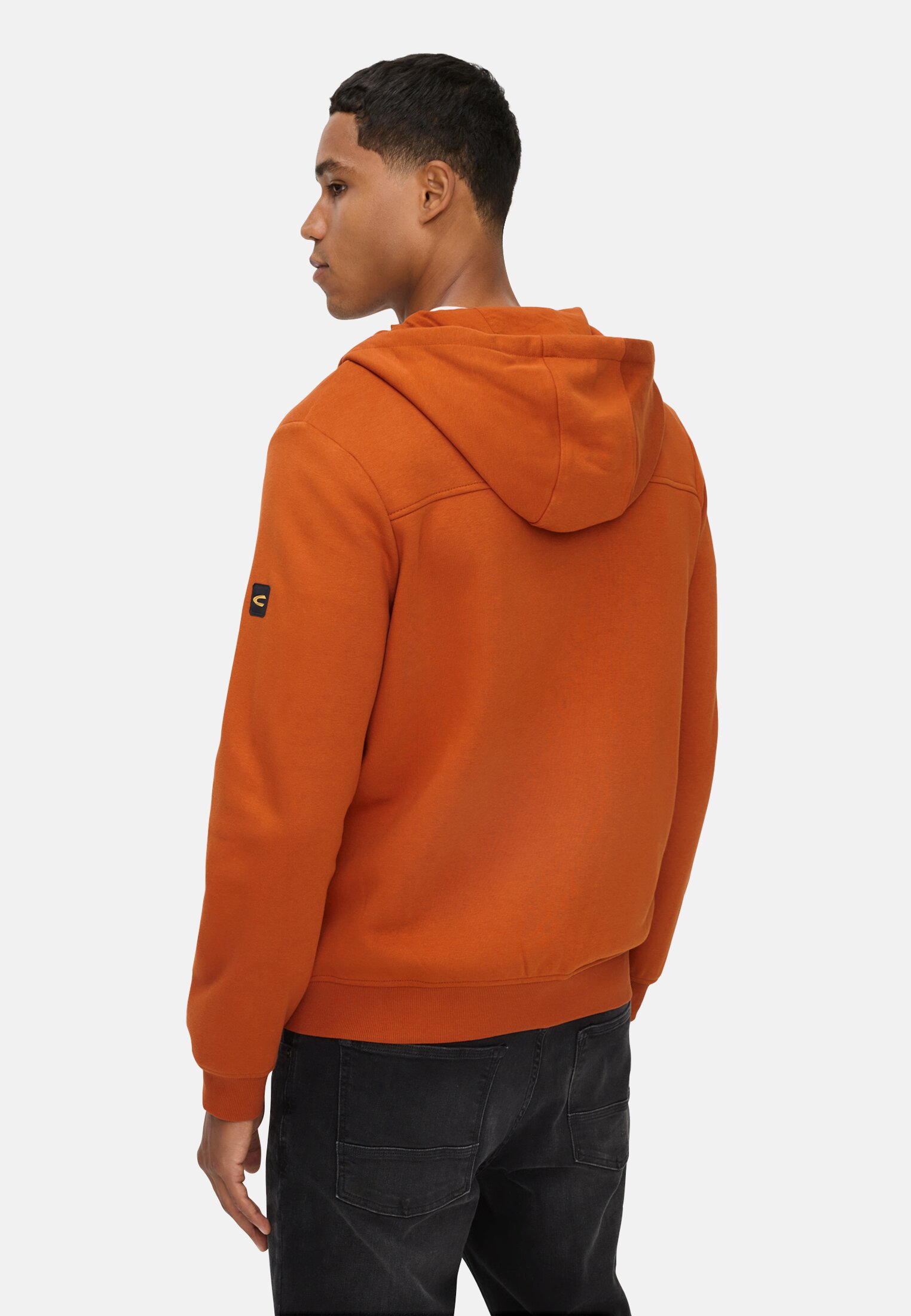 Herren Sweatjacke mit Kapuze Zimt getragen hinten