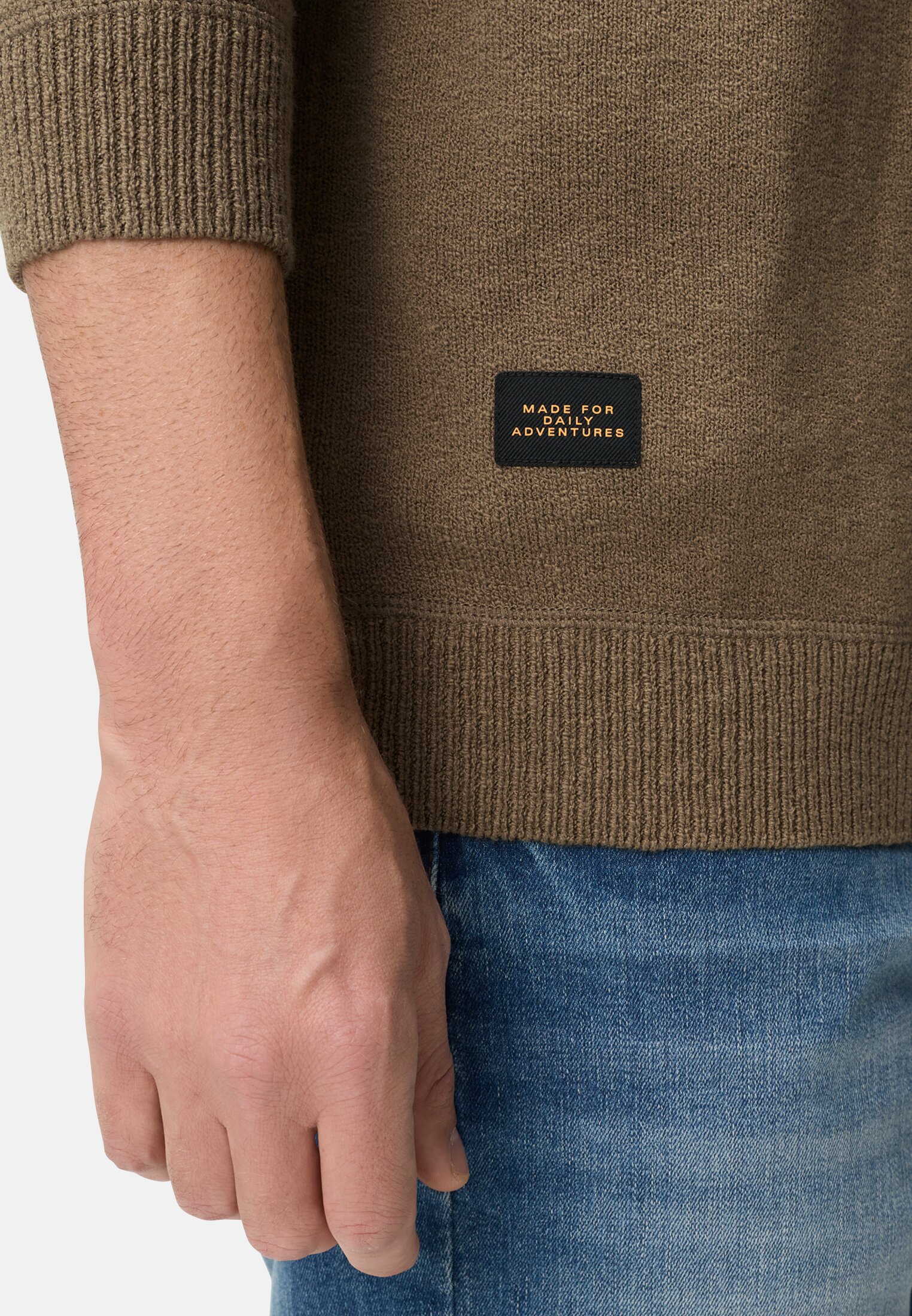 Men Pullover with crew neck Olive Green worn detail close