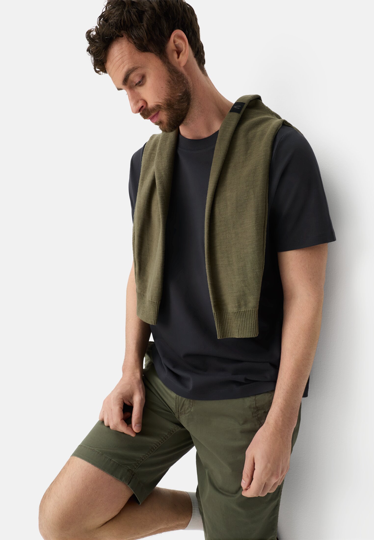 Heren T-shirt met borstzak Donkerblauw gedragen emotional